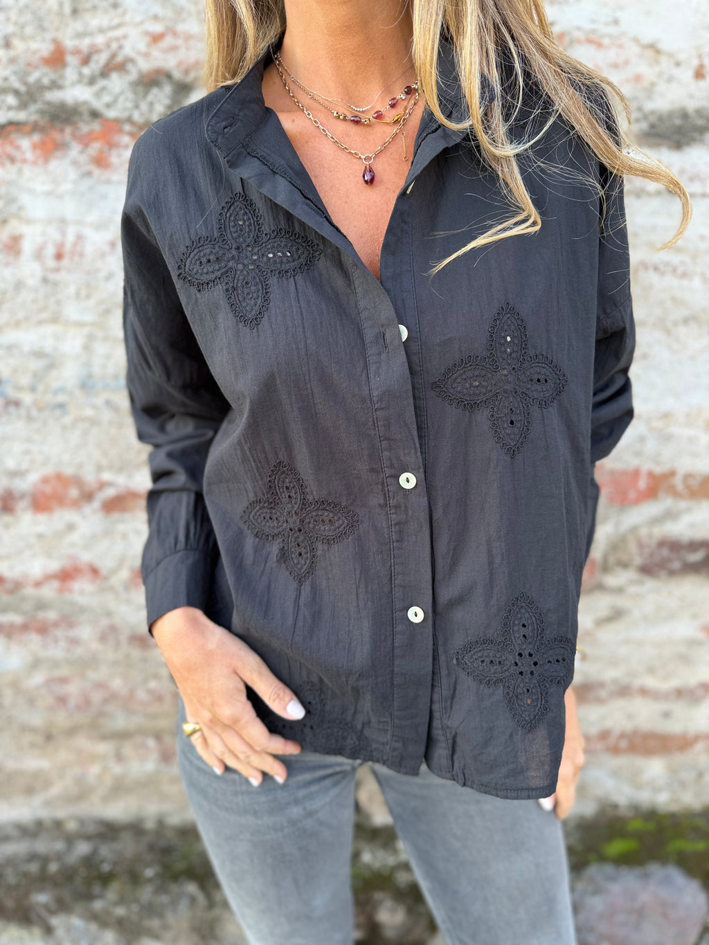 Blusa negra flores broderie