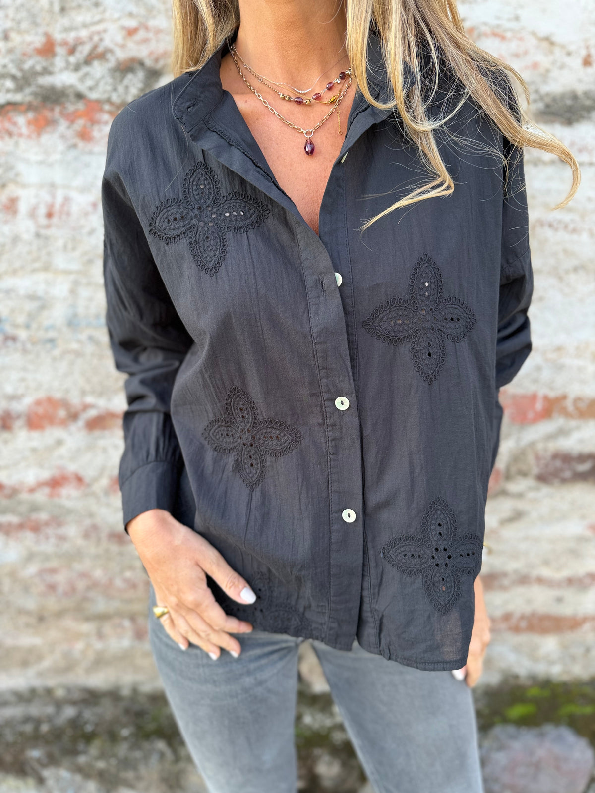 Blusa negra flores broderie