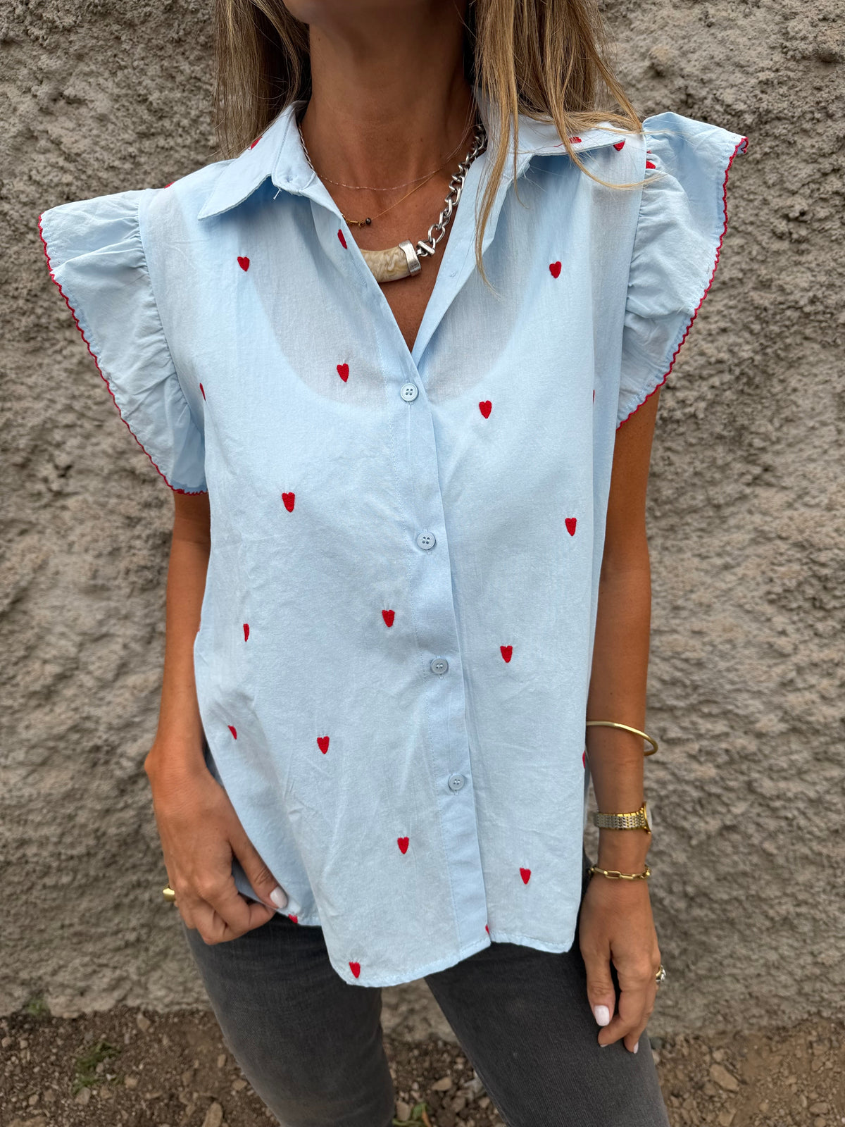 Blusa corazones bordados y vuelitos celeste