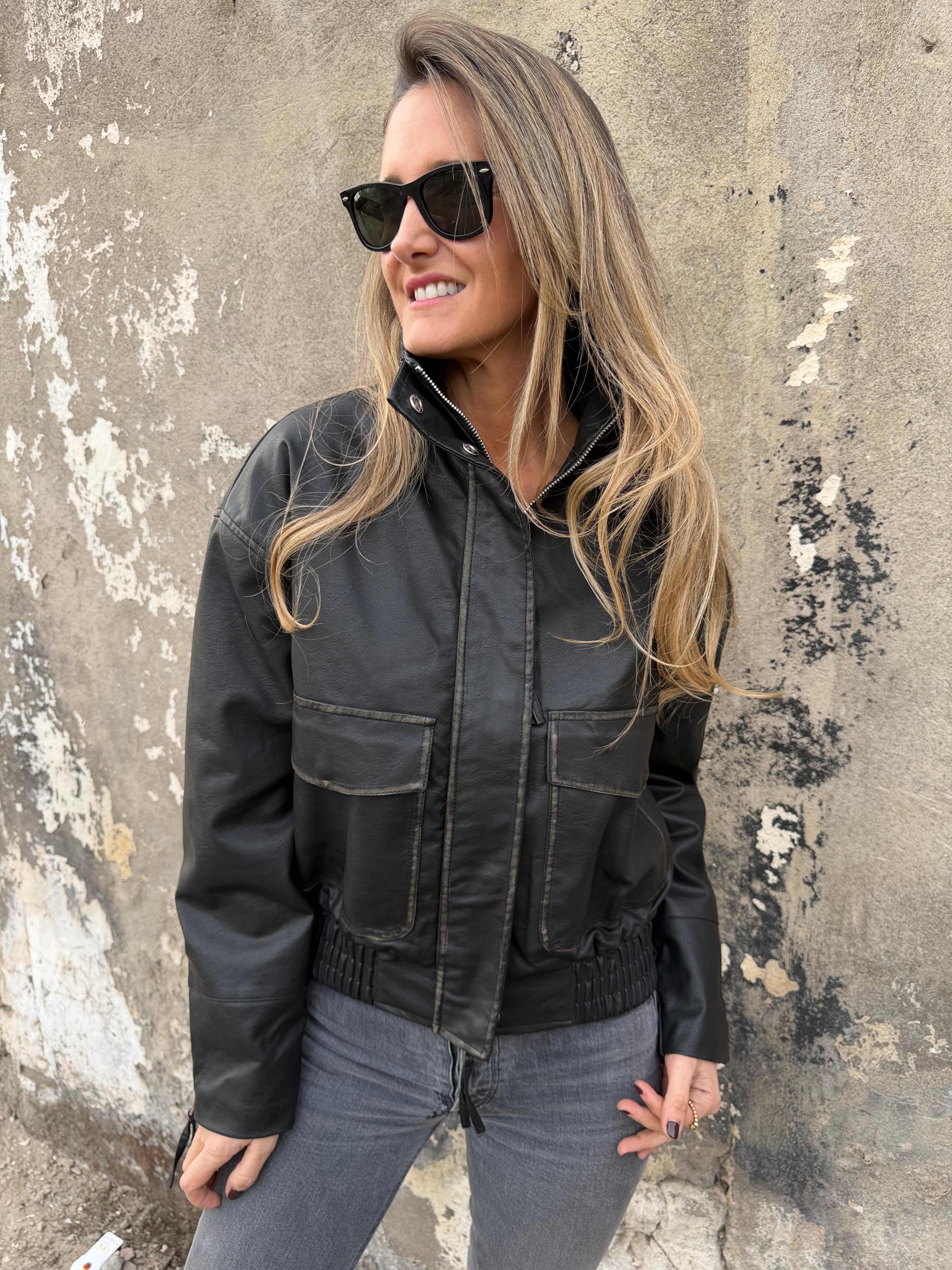 Chaqueta efecto cuero desgastado negra