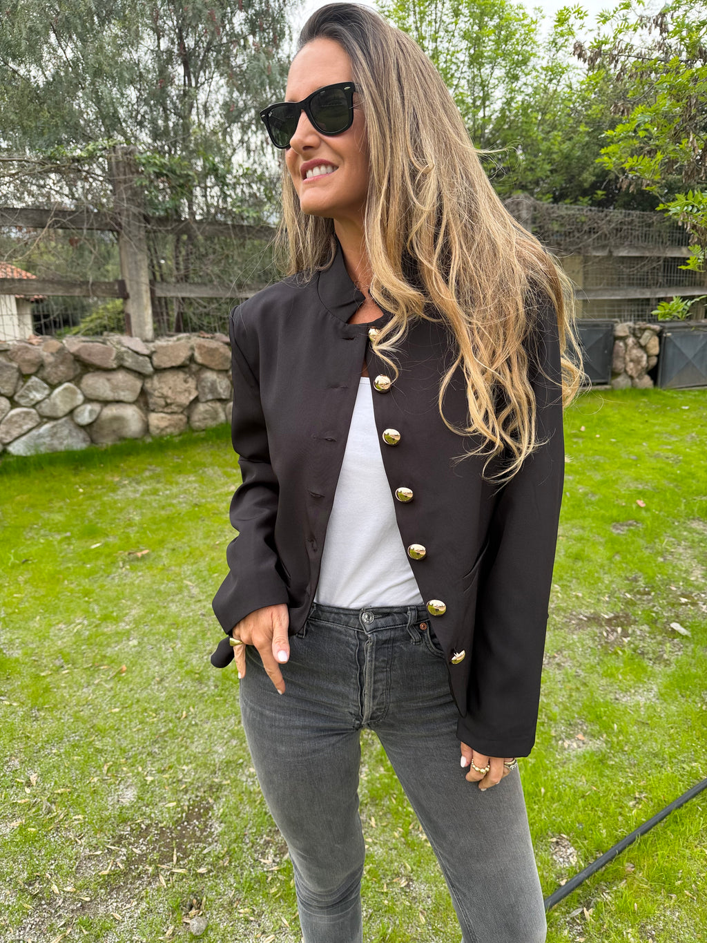Chaqueta botón dorado formal negra
