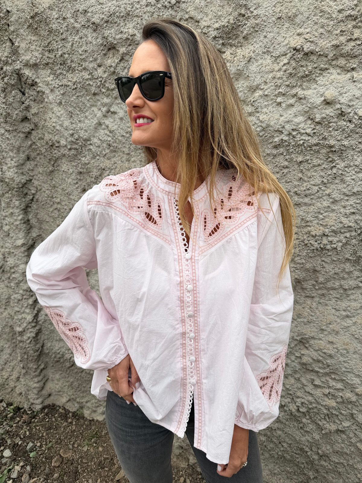 Blusa botoncitos coqueta broderie rosado