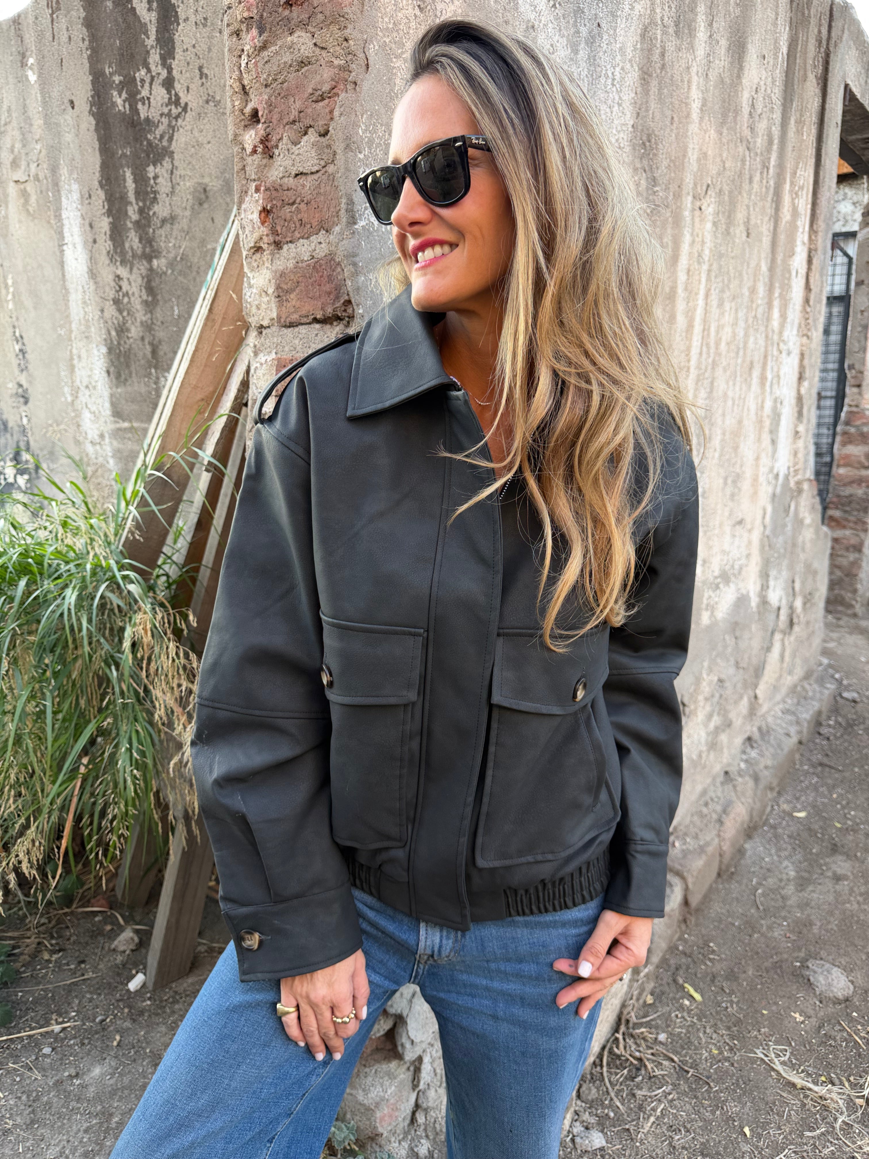 Chaqueta acolchada ecocuero opaco cuello removible piel negra
