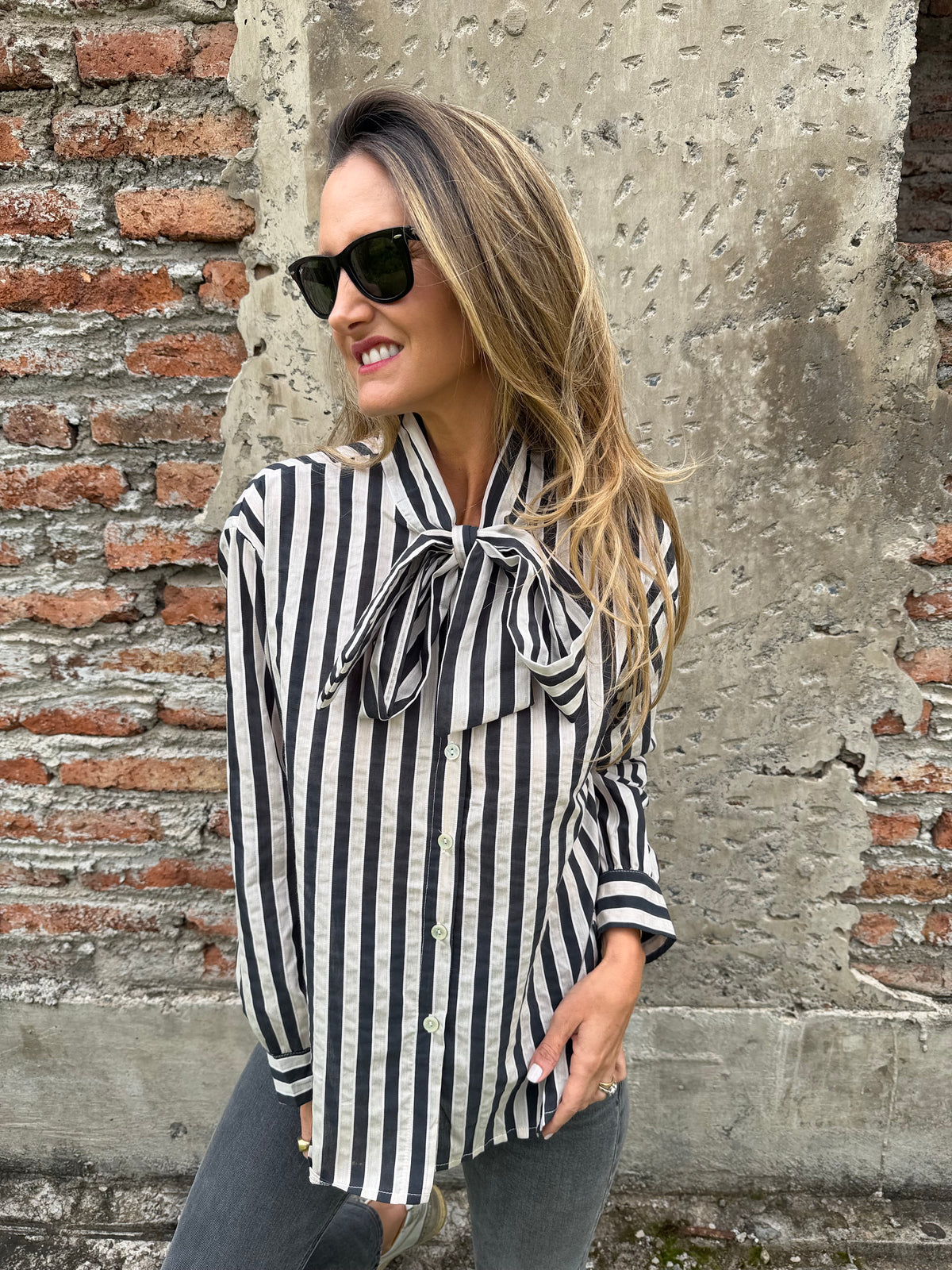 Blusa rayada rosetón negra