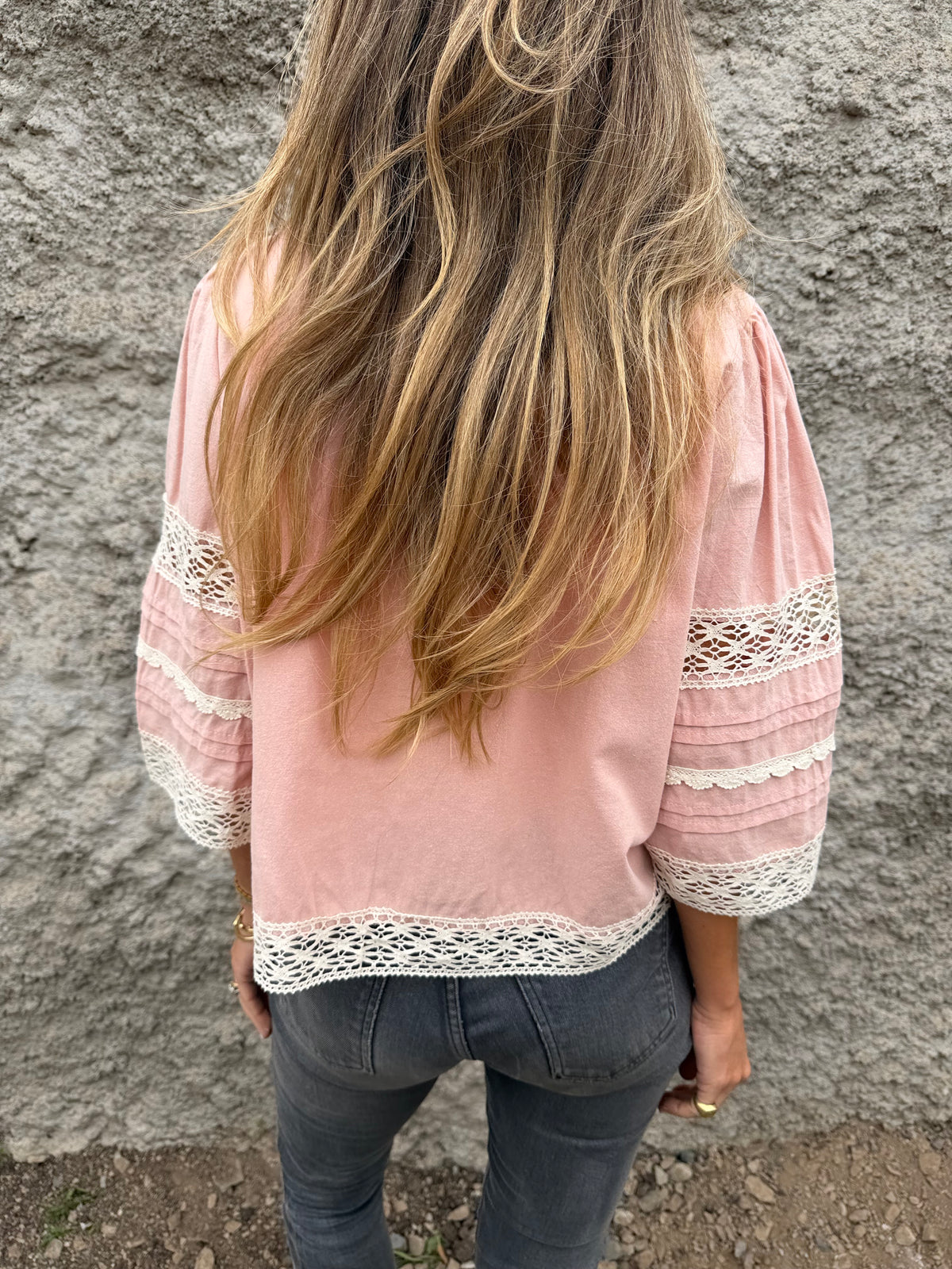 Chaqueta preciosa detalles macramé rosada