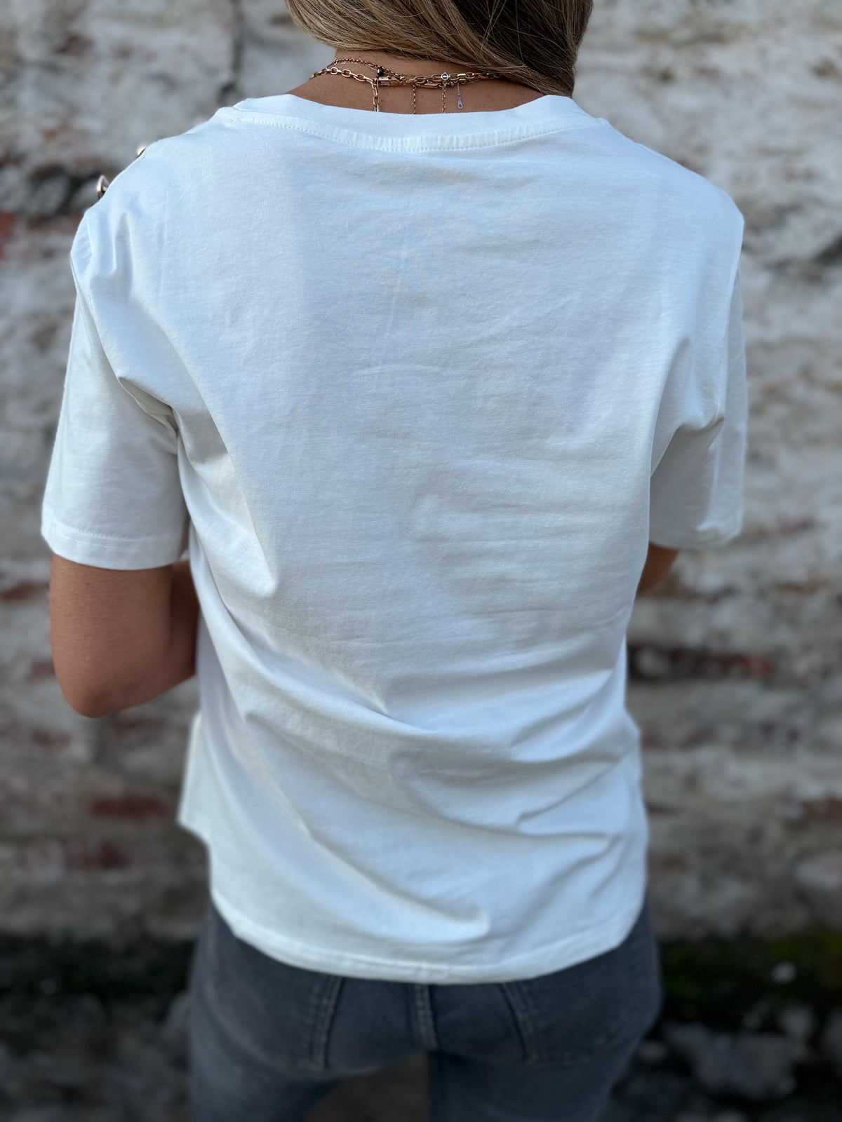 Polera botones hombros blanca