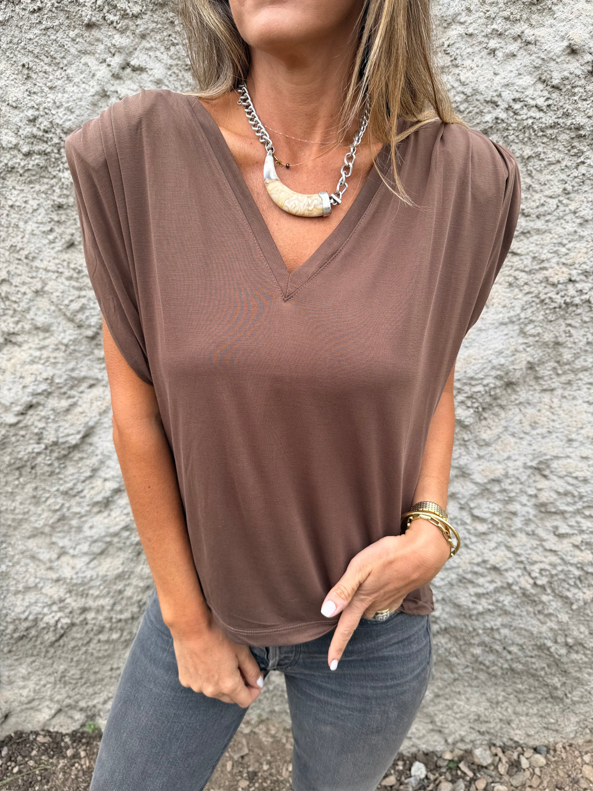 Polera hombreras plisadas café