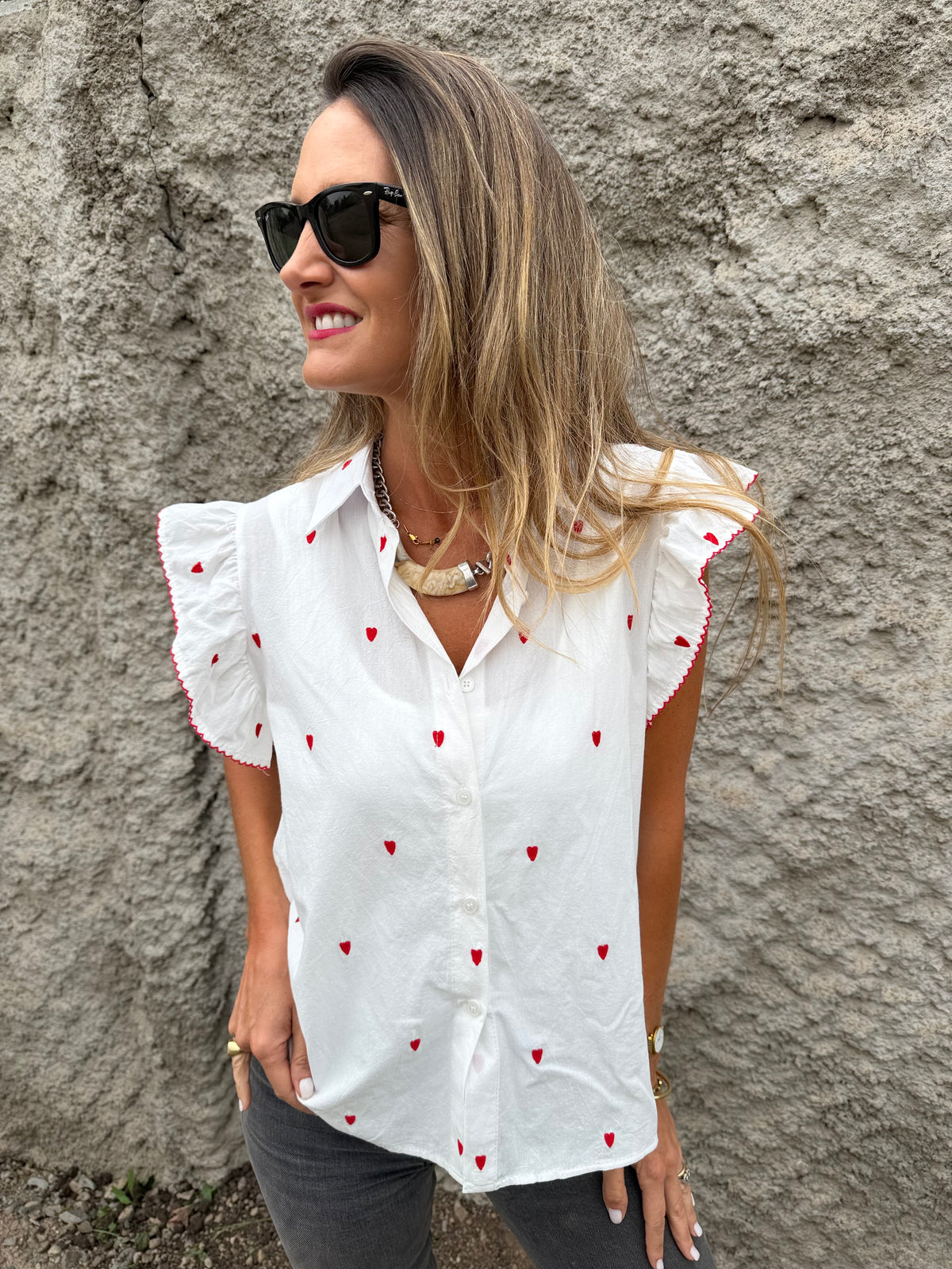 Blusa corazones bordados y vuelitos blanca