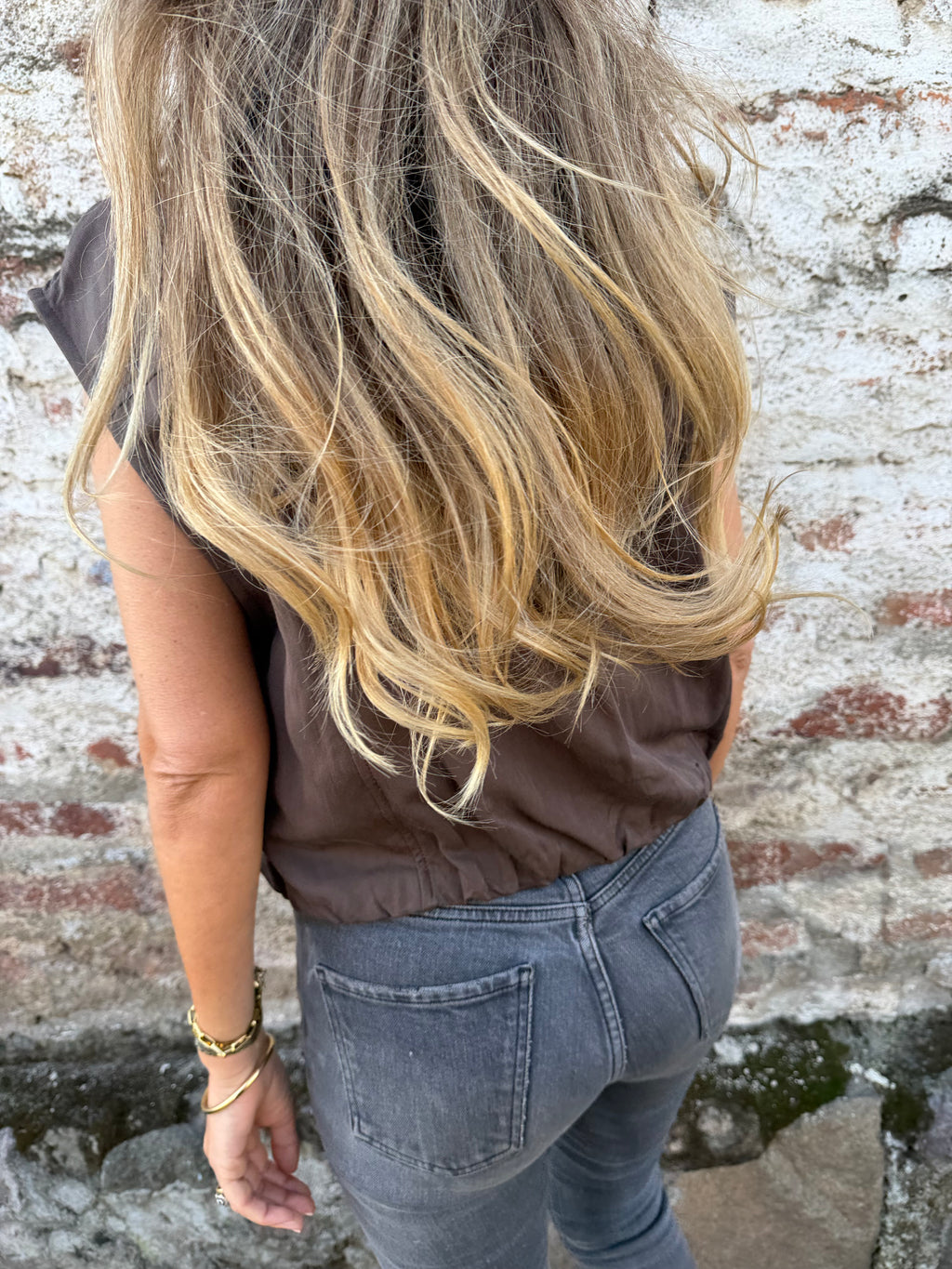 Blusa tipo chaqueta sin manga café