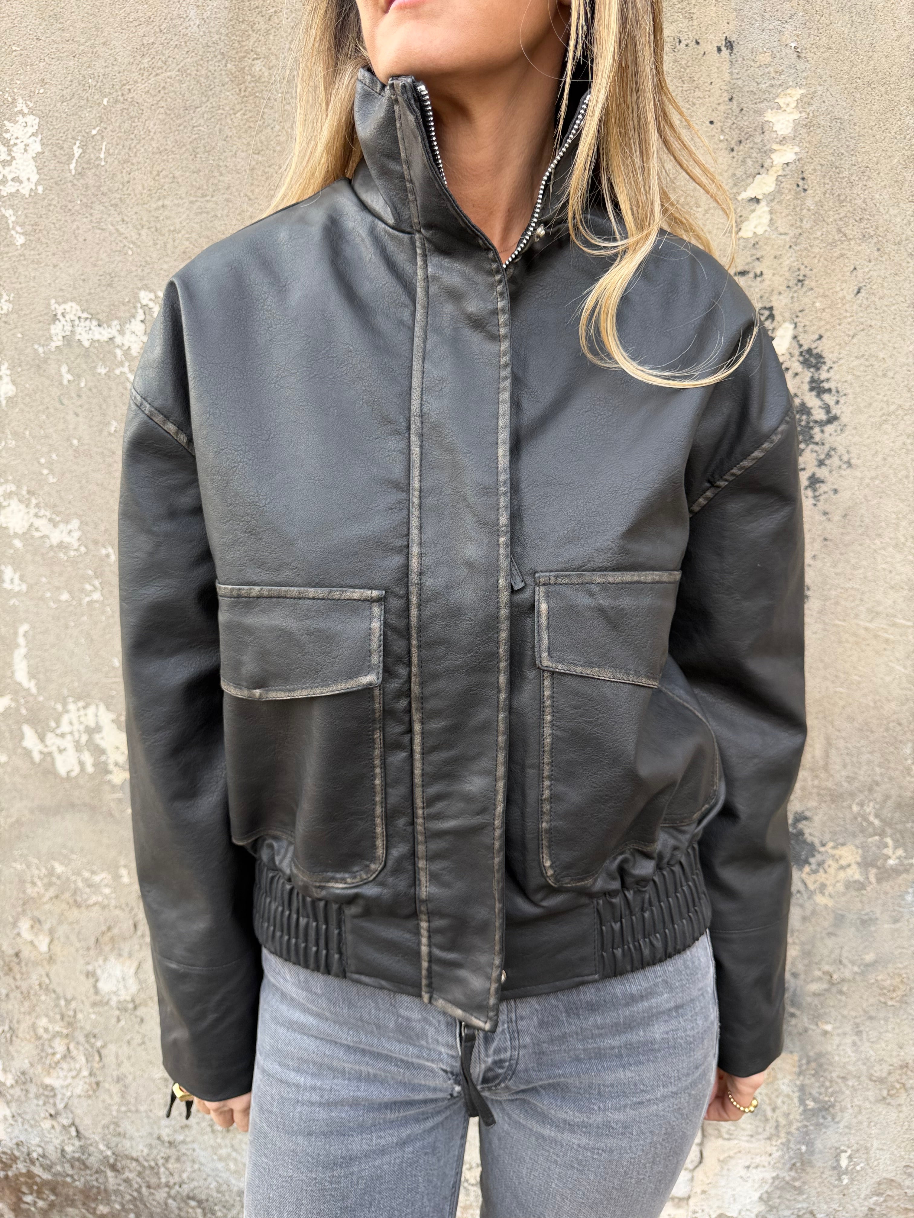 Chaqueta efecto cuero desgastado negra