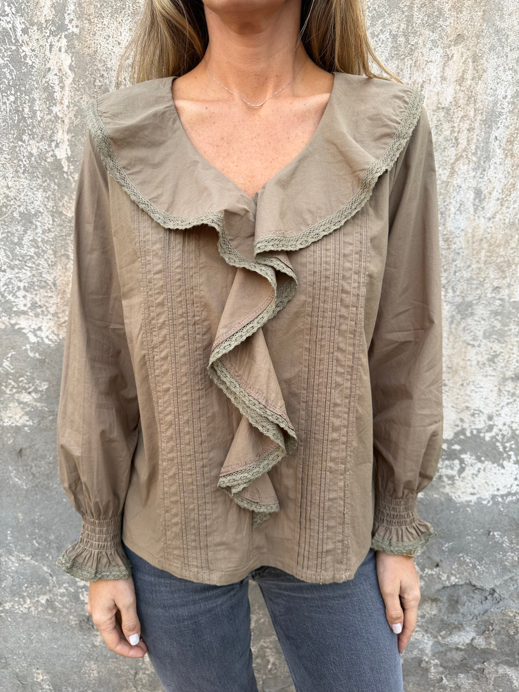 Blusa volados centrales café claro