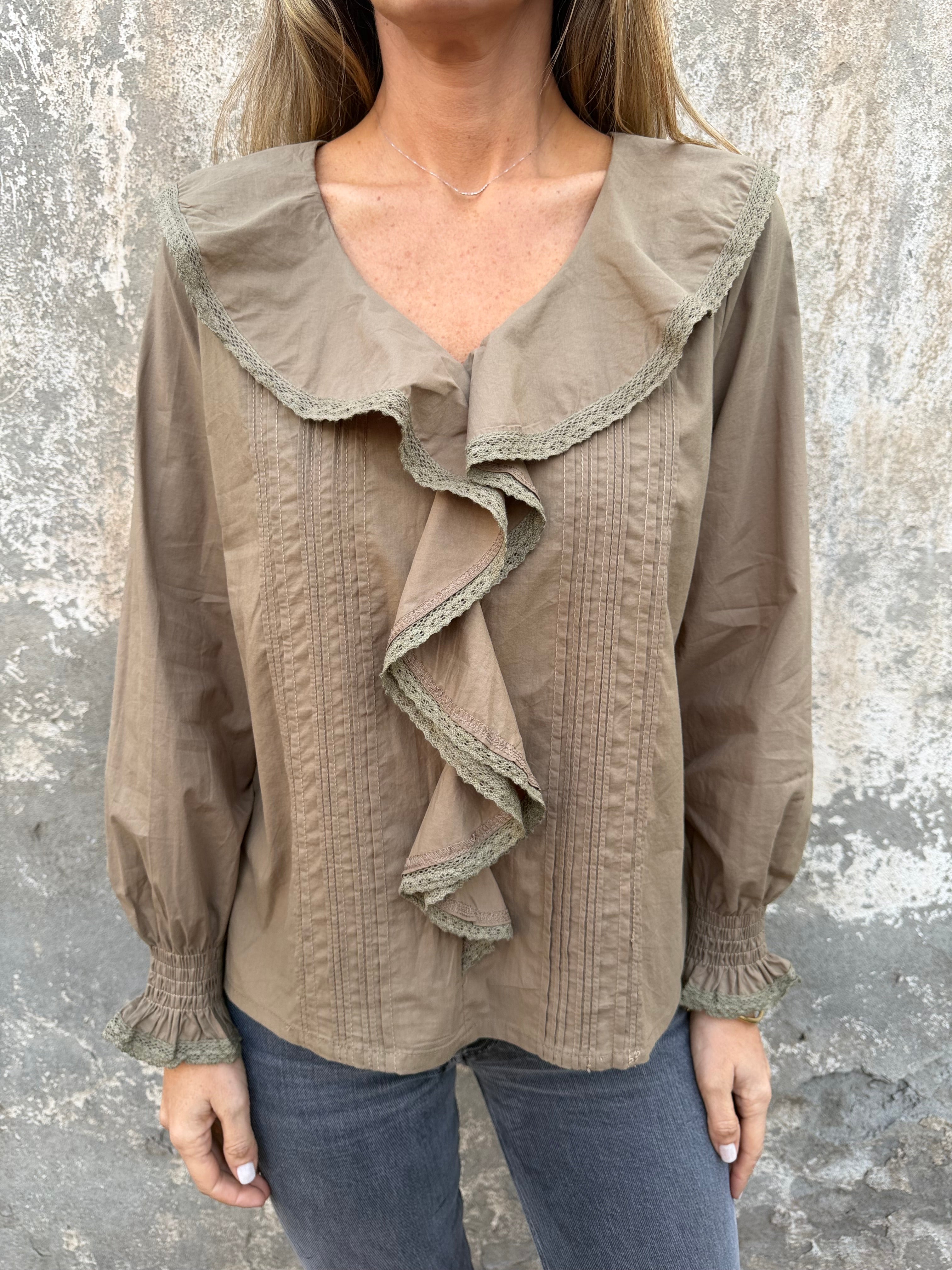 Blusa volados centrales café claro