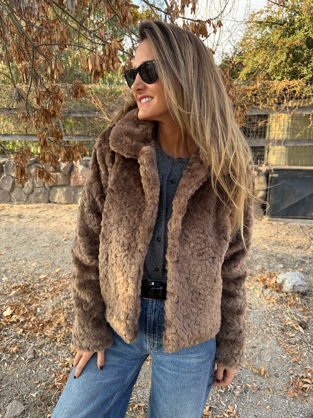 Chaqueta piel sobria café