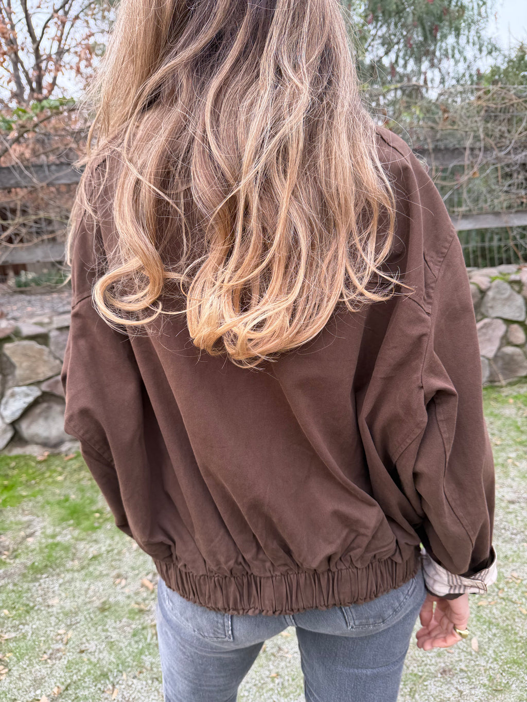 Bomber gabardina detalle escocés café