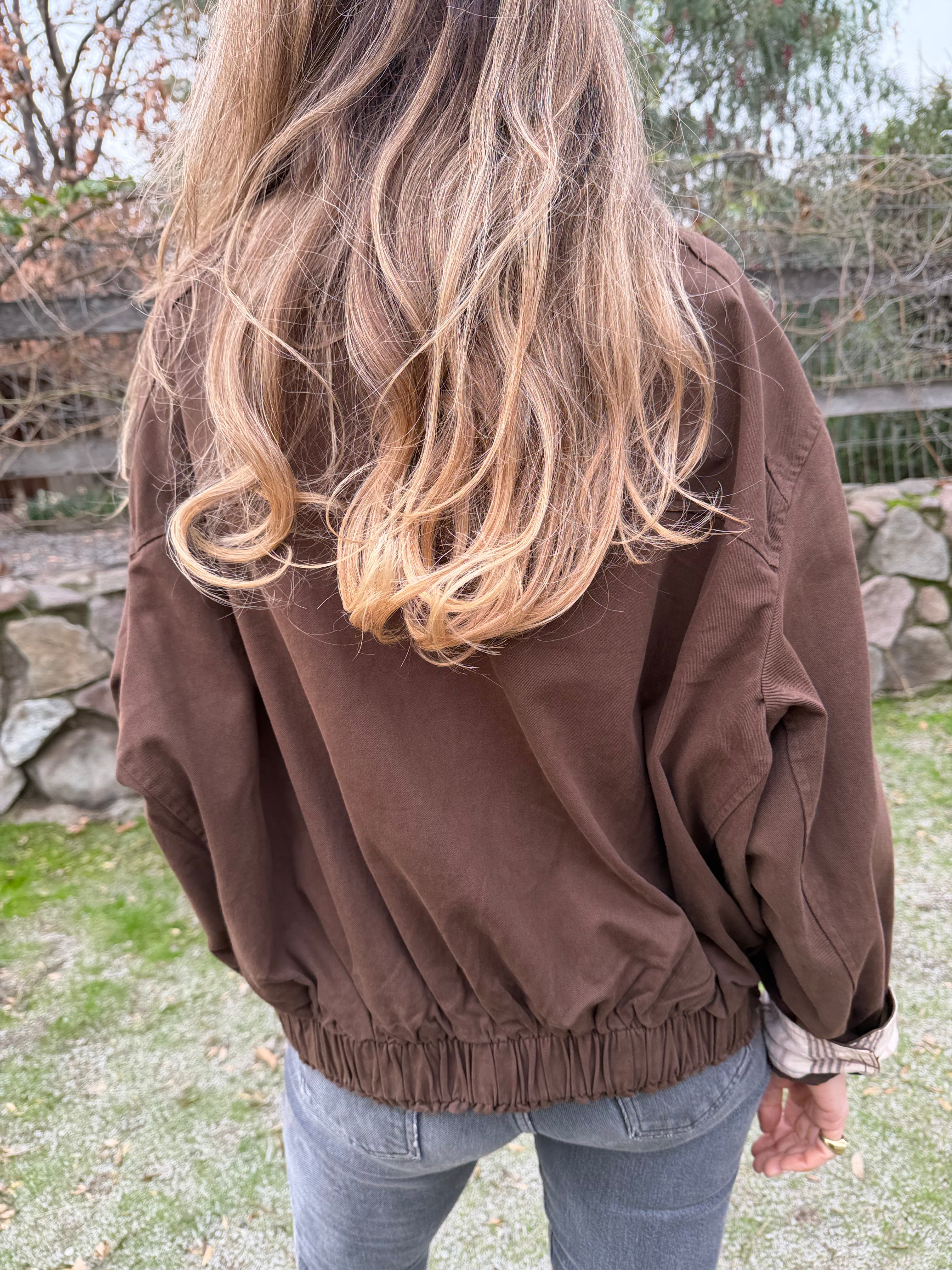 Bomber gabardina detalle escocés café