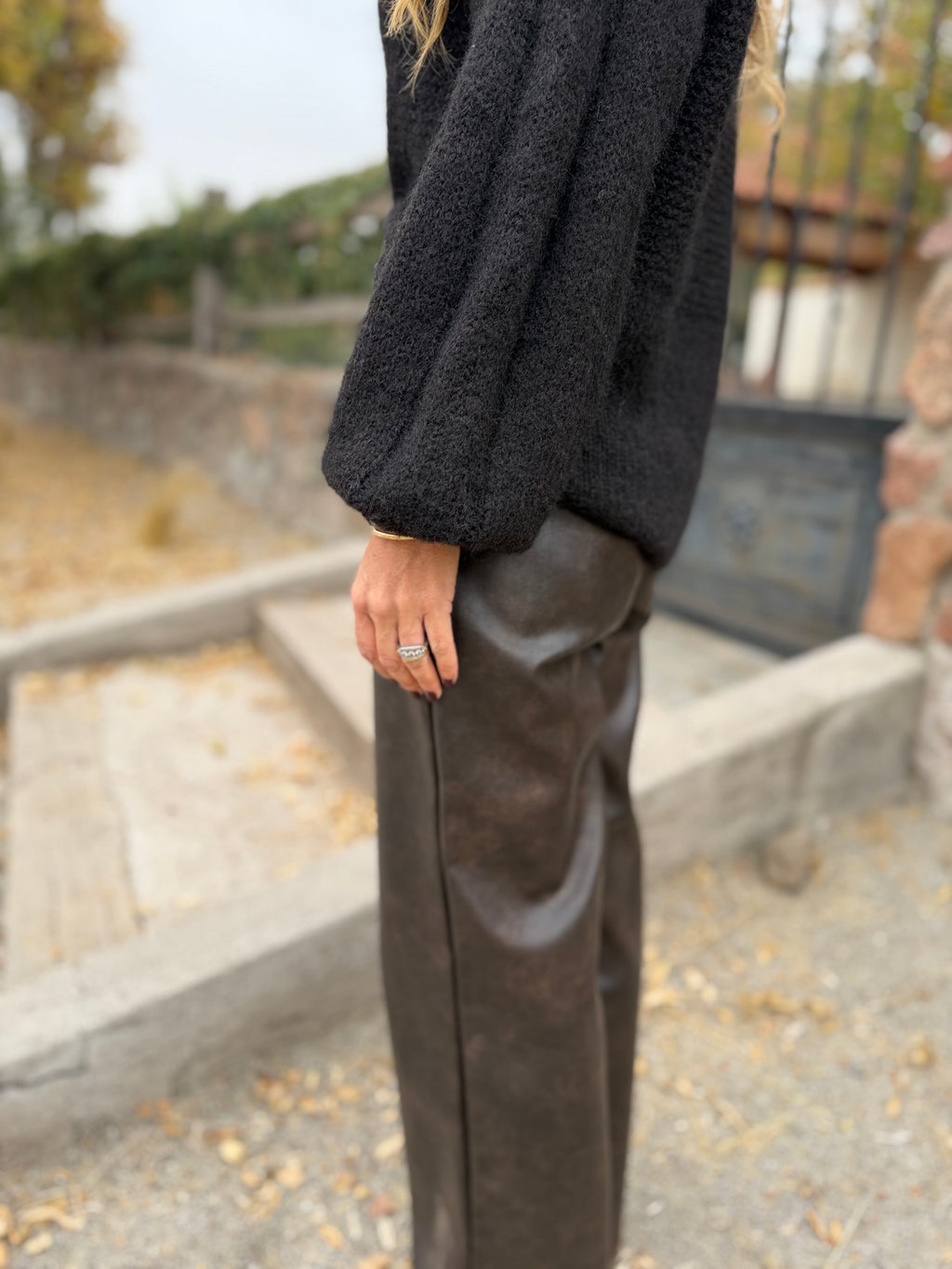 Pantalón ecocuero desgastado premium opaco café