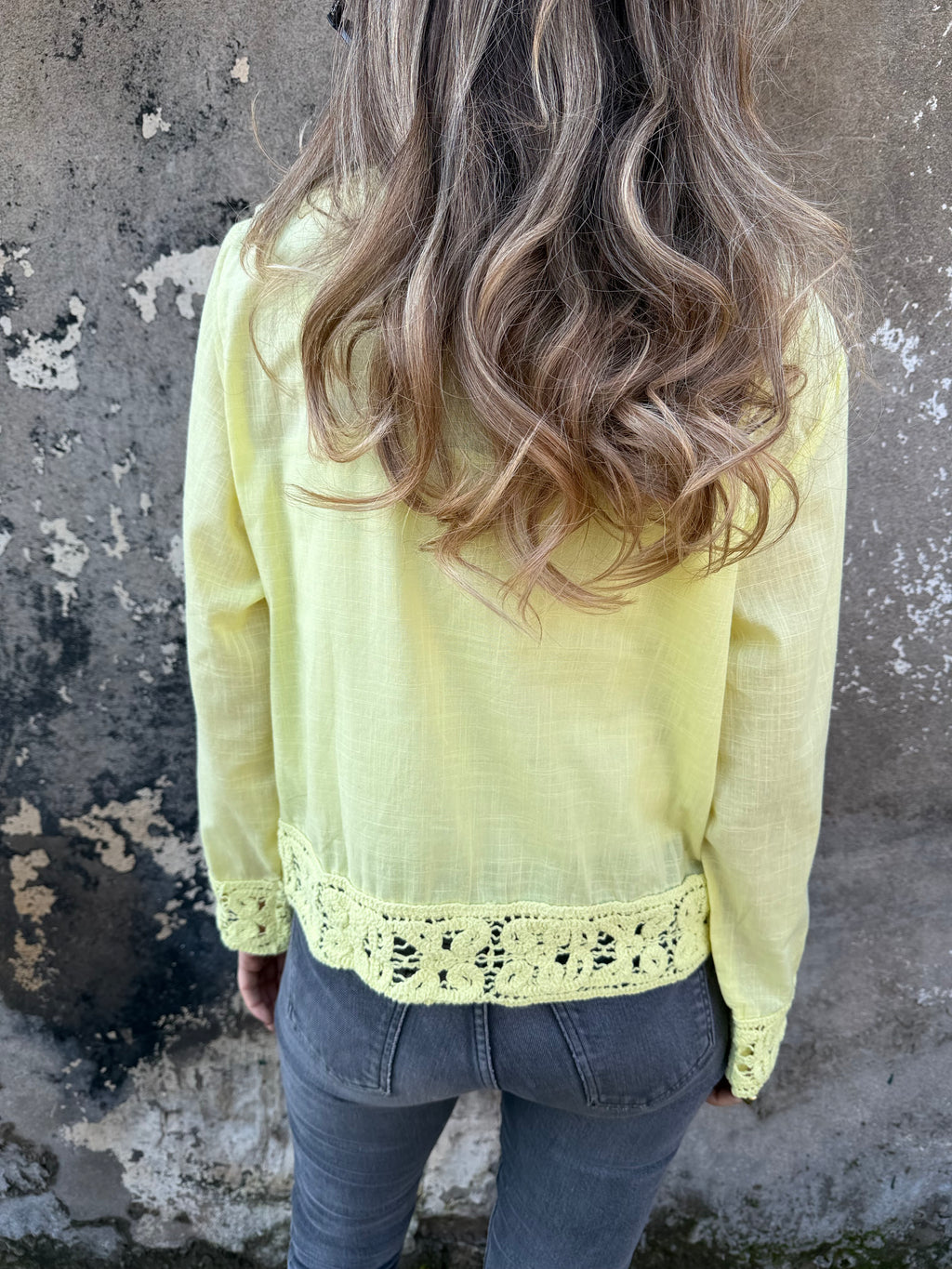 Blusa linoto y macramé amarilla flúor