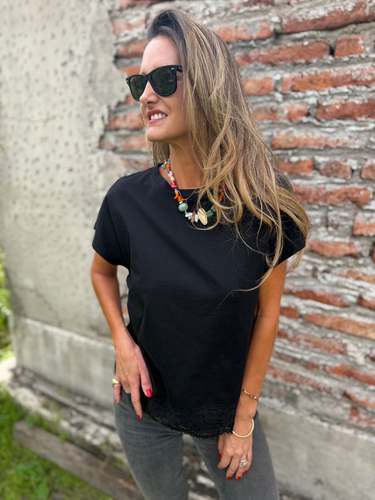 Polera básica algodón encaje inferior negra