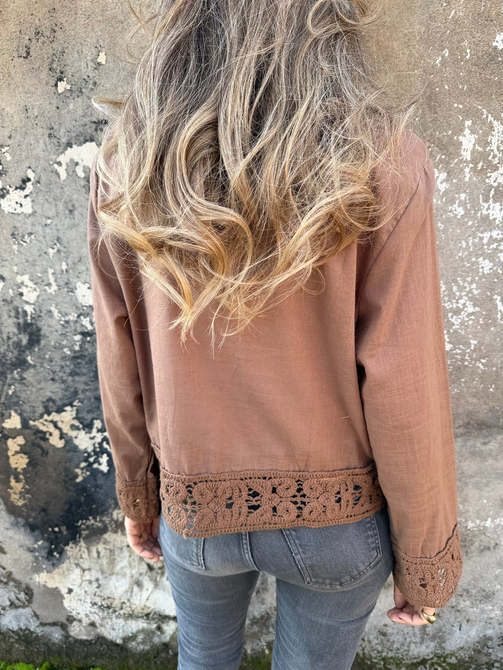 Blusa linoto y macramé café