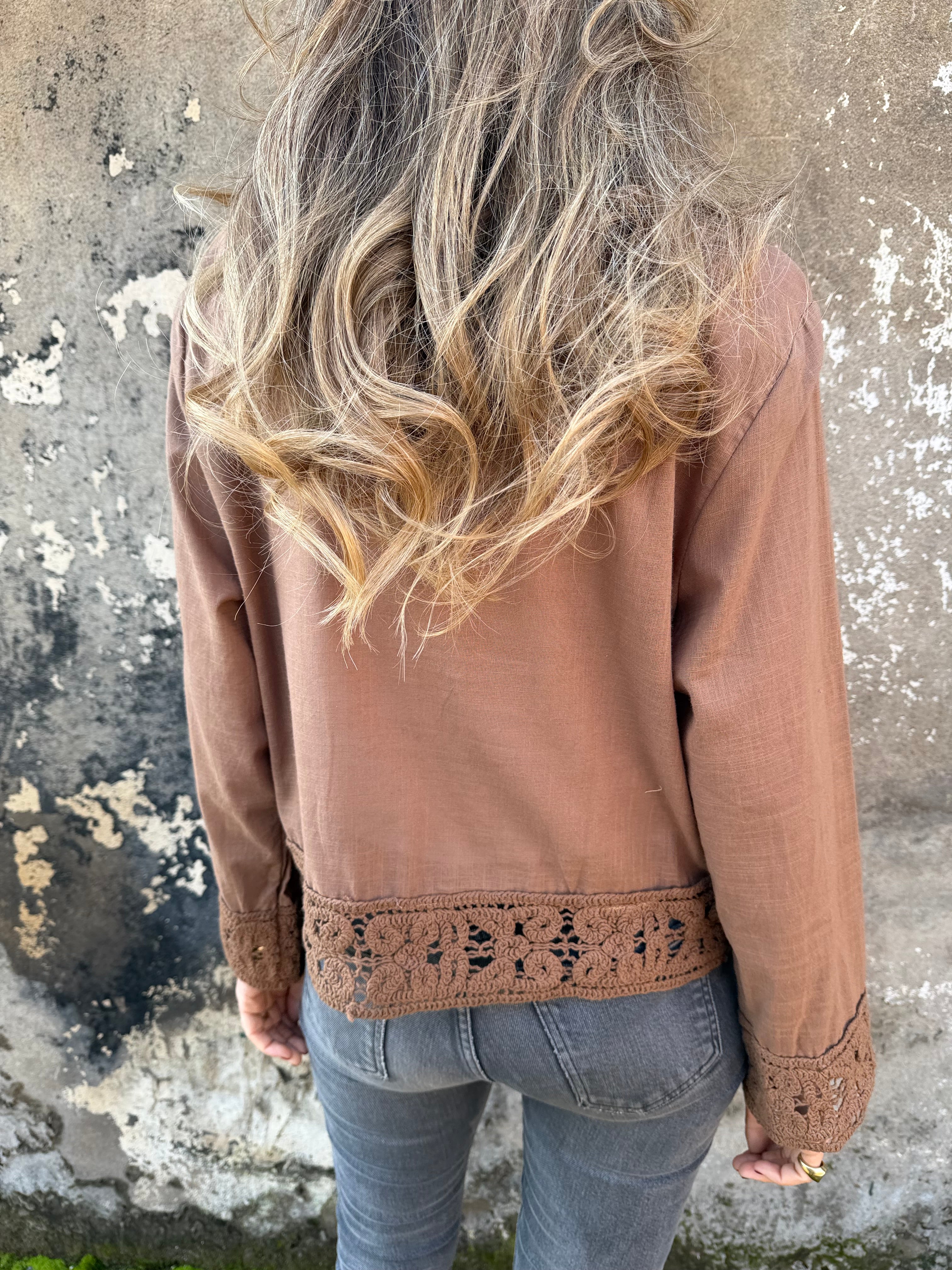 Blusa linoto y macramé café
