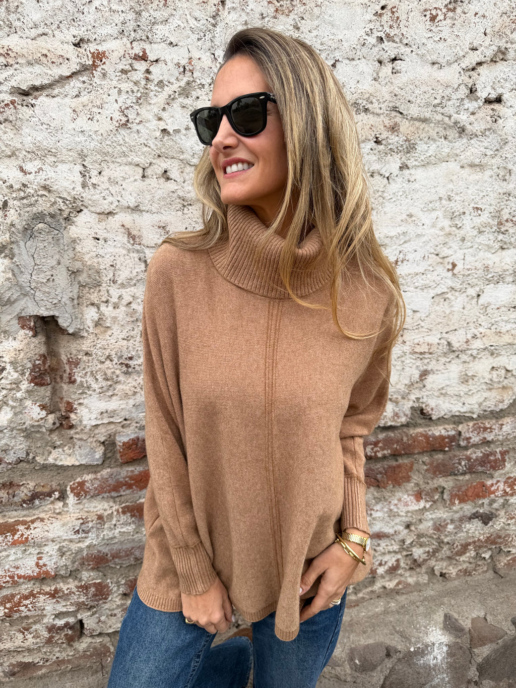 Cuello alto ribetes plateados camel