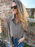 Blusa gamuza tachitas taupé
