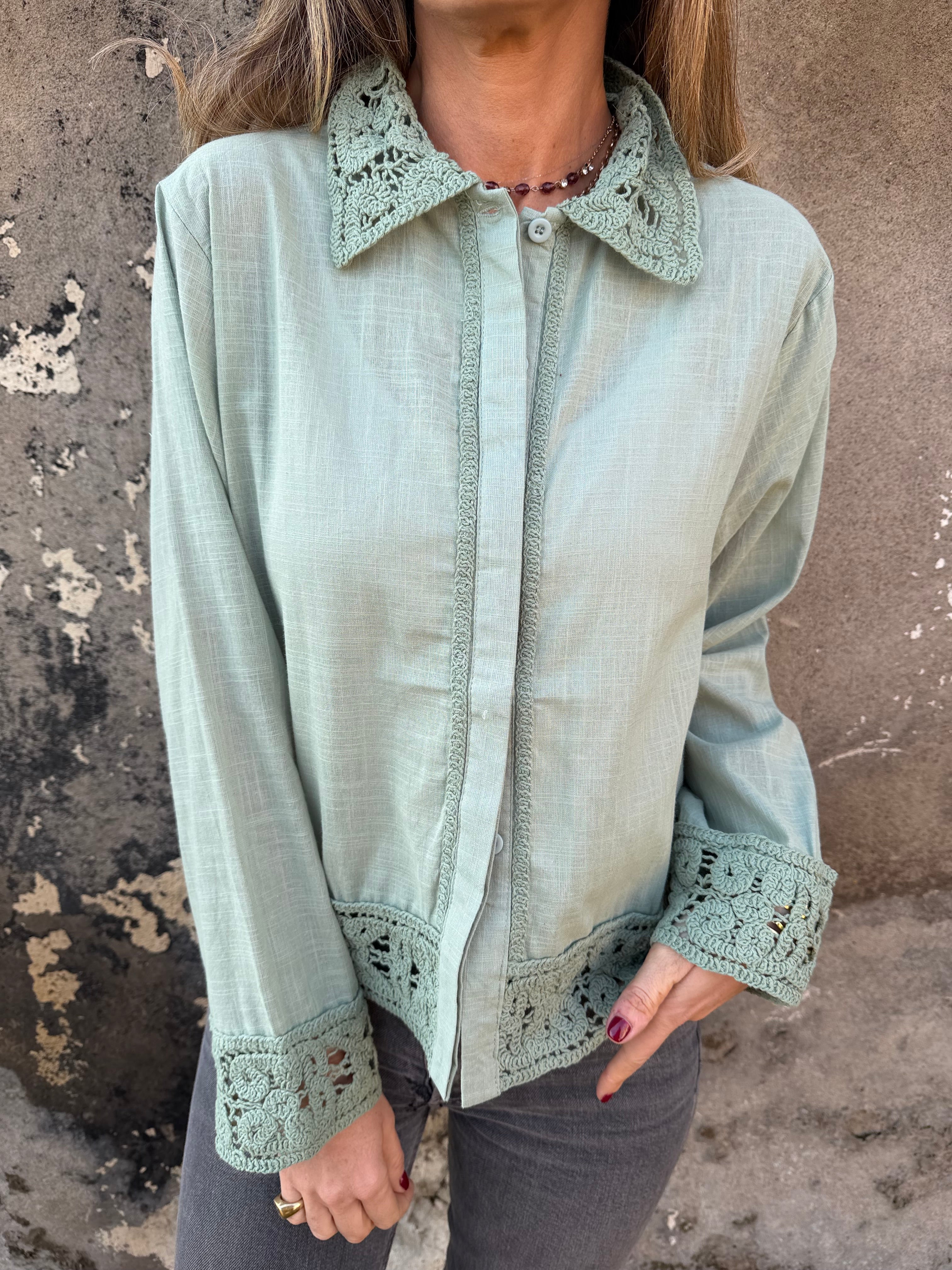 Blusa linoto y macramé verde musgo