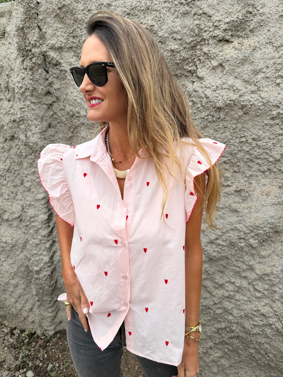 Blusa corazones bordados y vuelitos rosada
