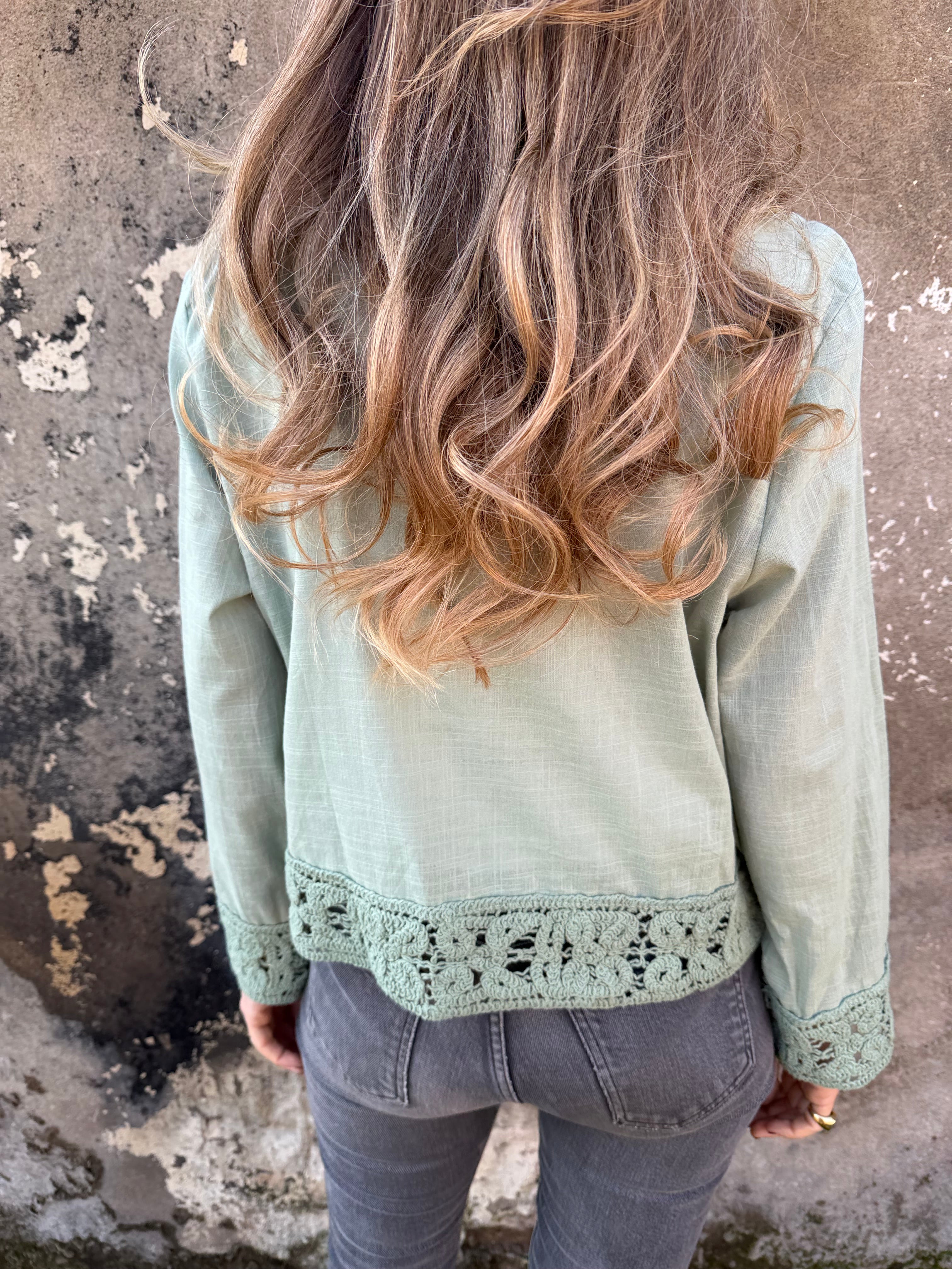 Blusa linoto y macramé verde musgo