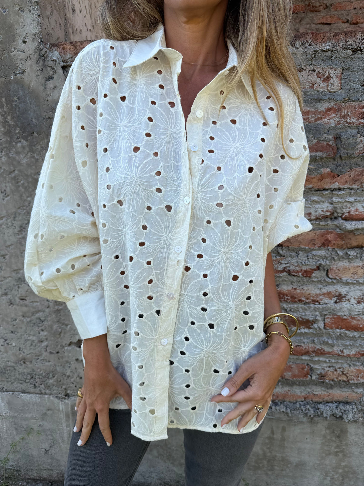 Blusón broderie total crudo