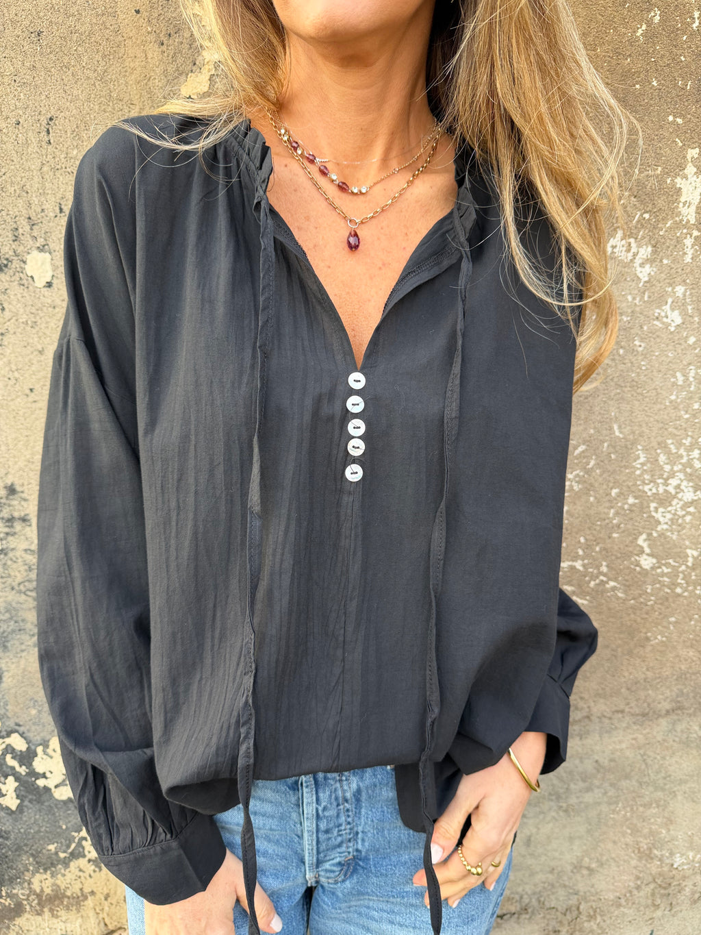 Blusa botones concha perla negra