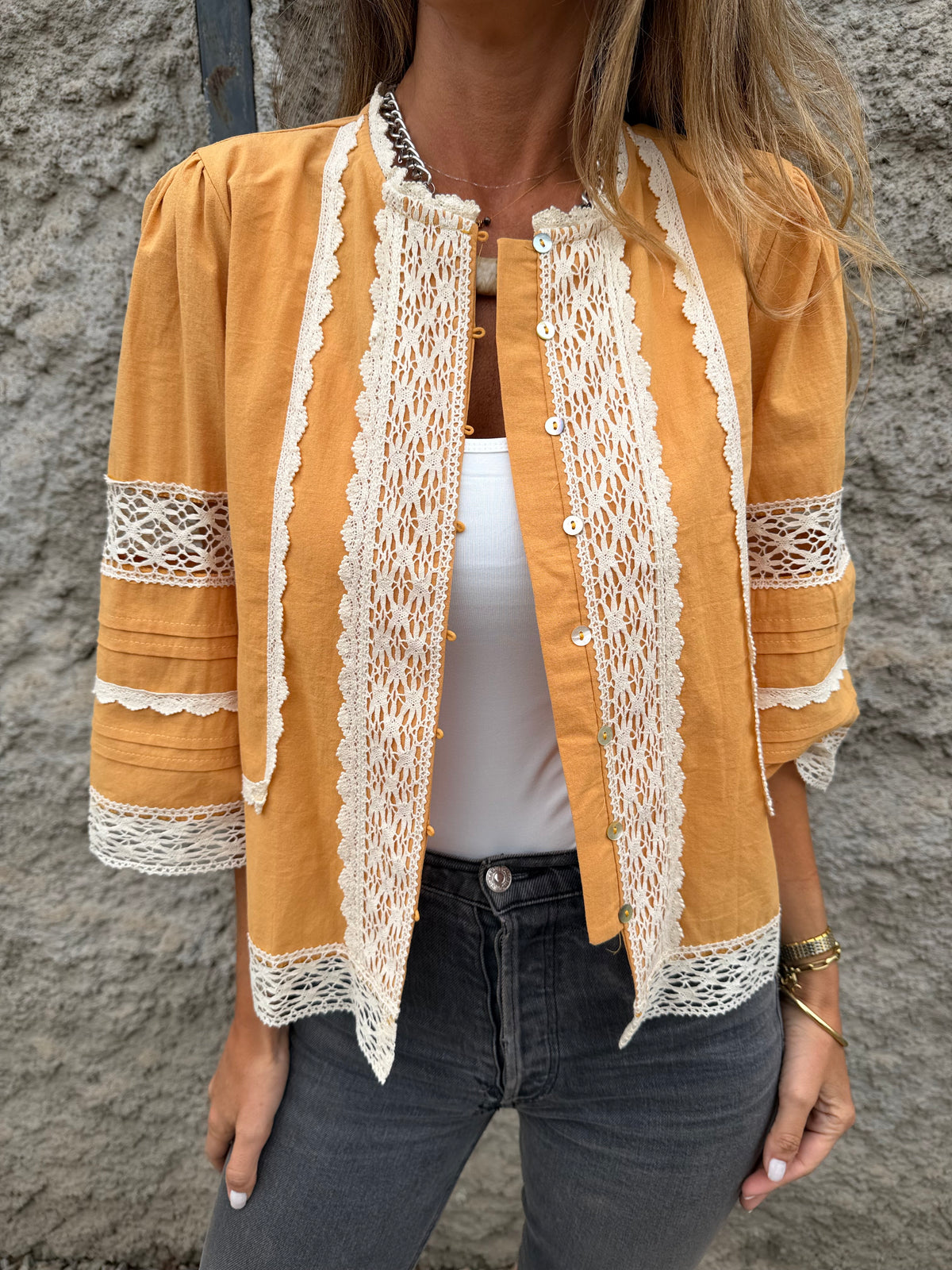 Chaqueta preciosa detalles macramé mostaza