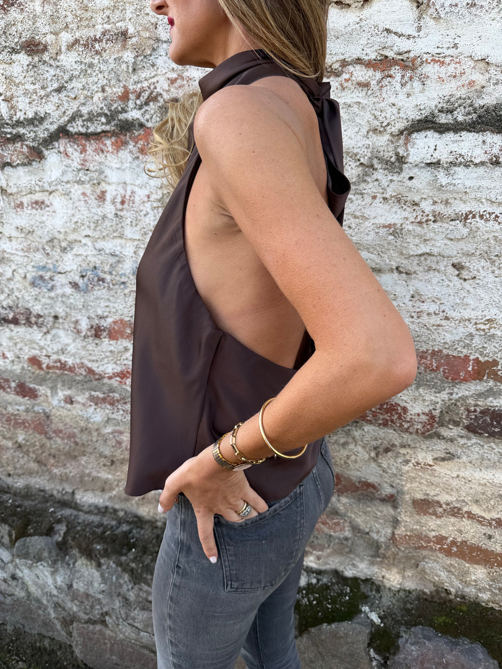 Blusa raso sin espalda café