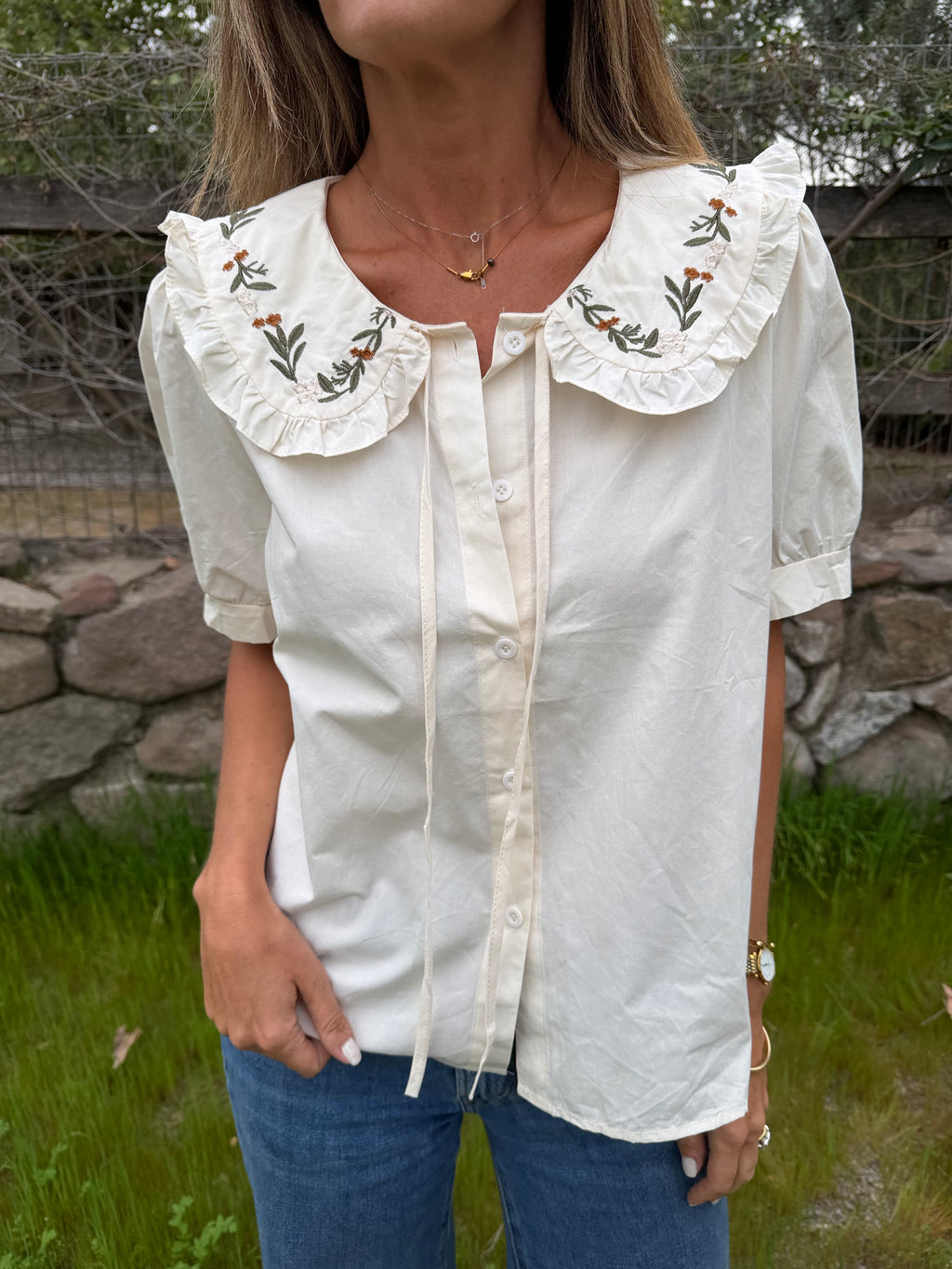 Blusa cuello bobo y flores mantequilla