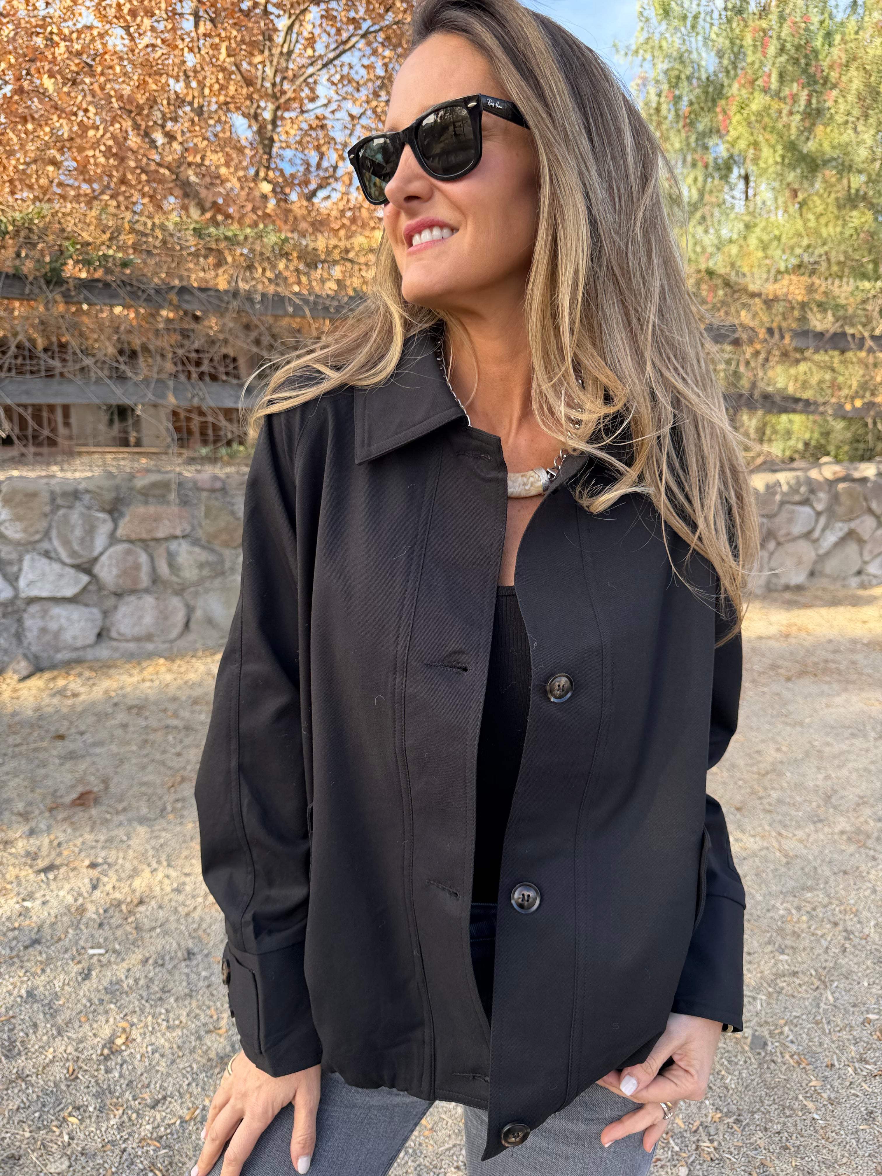 Chaqueta gabardina clásica negra