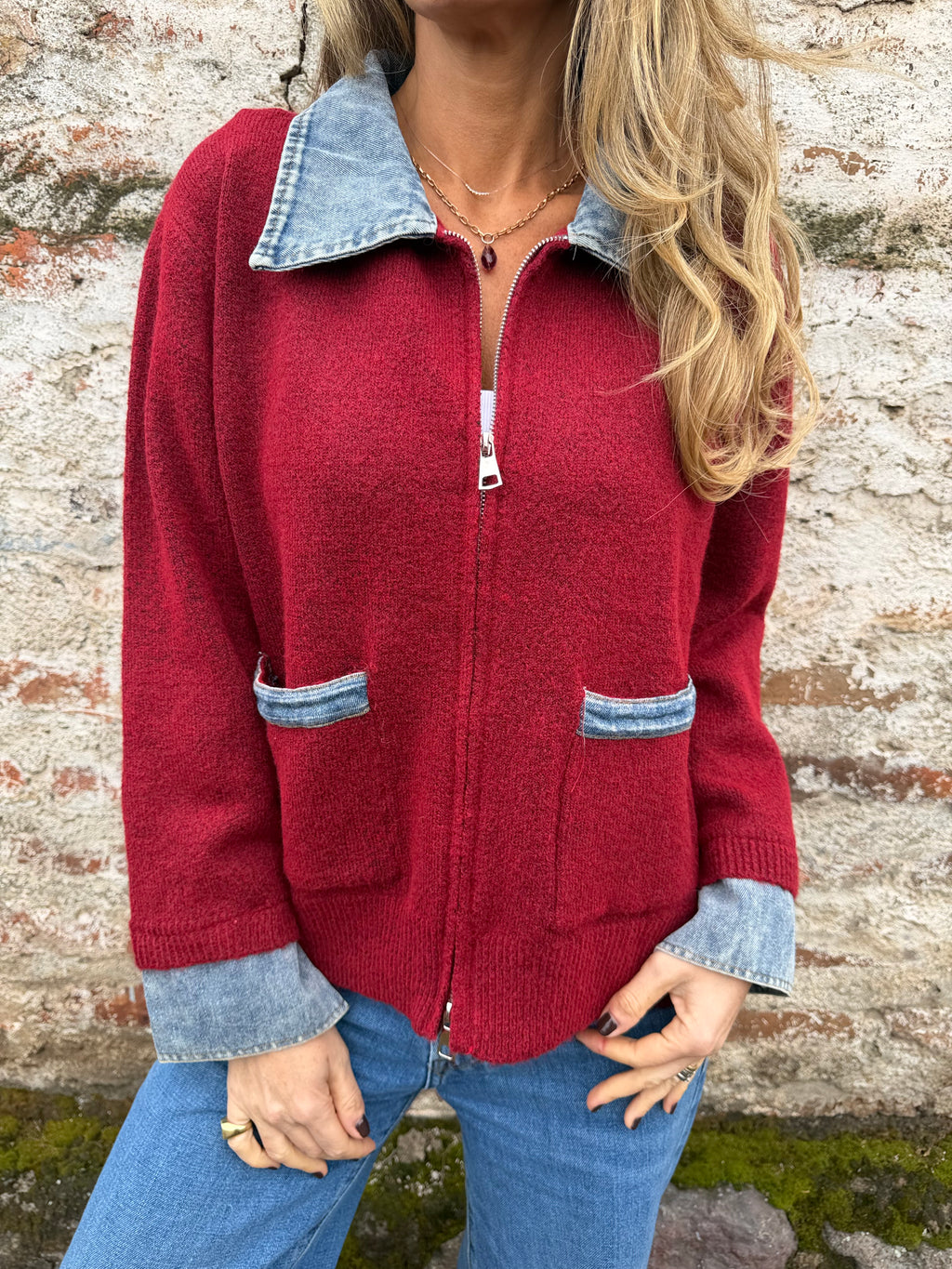 Chaleco cierre cuello y puños bluejean rojo