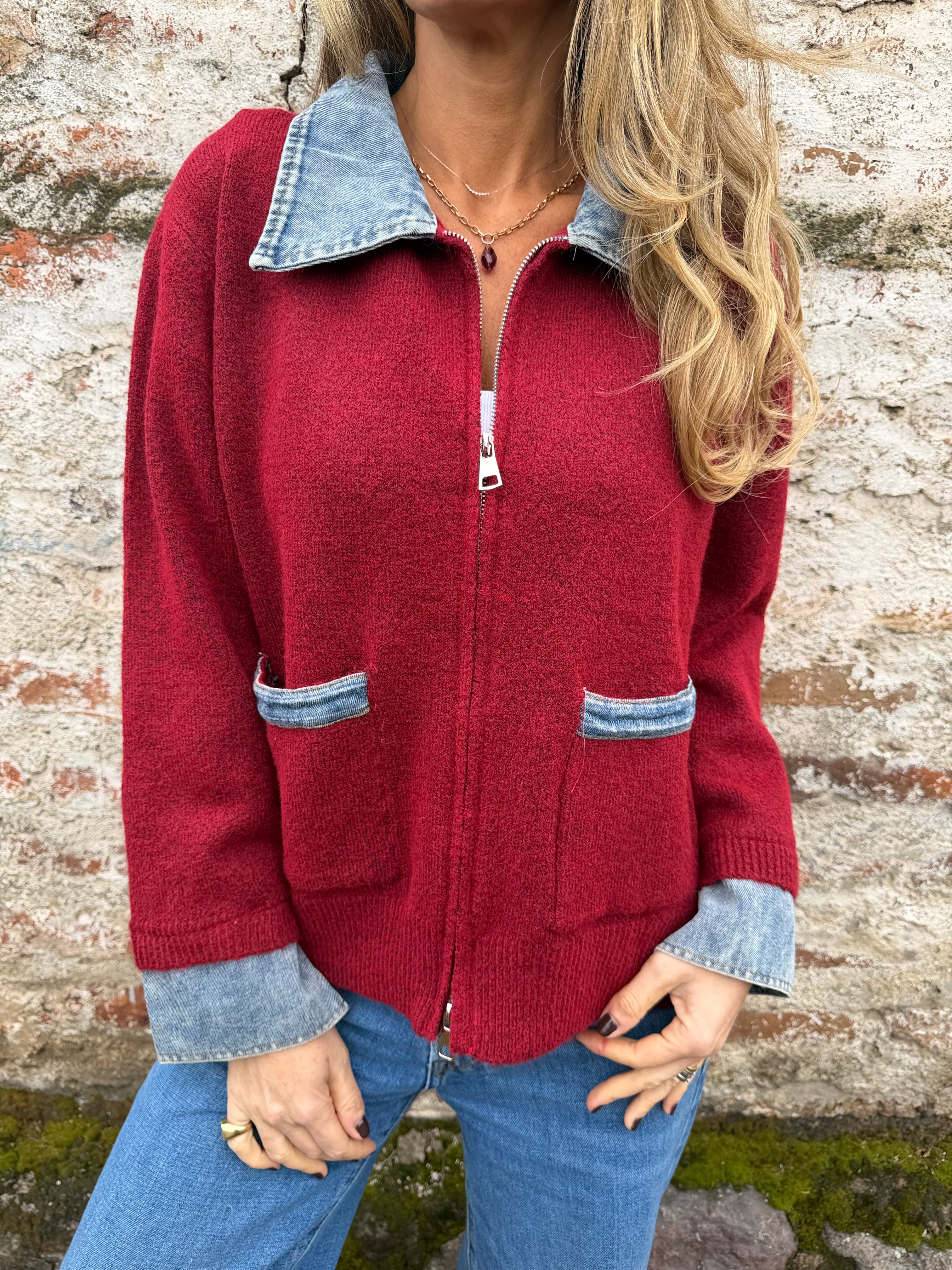 Chaleco cierre cuello y puños bluejean rojo