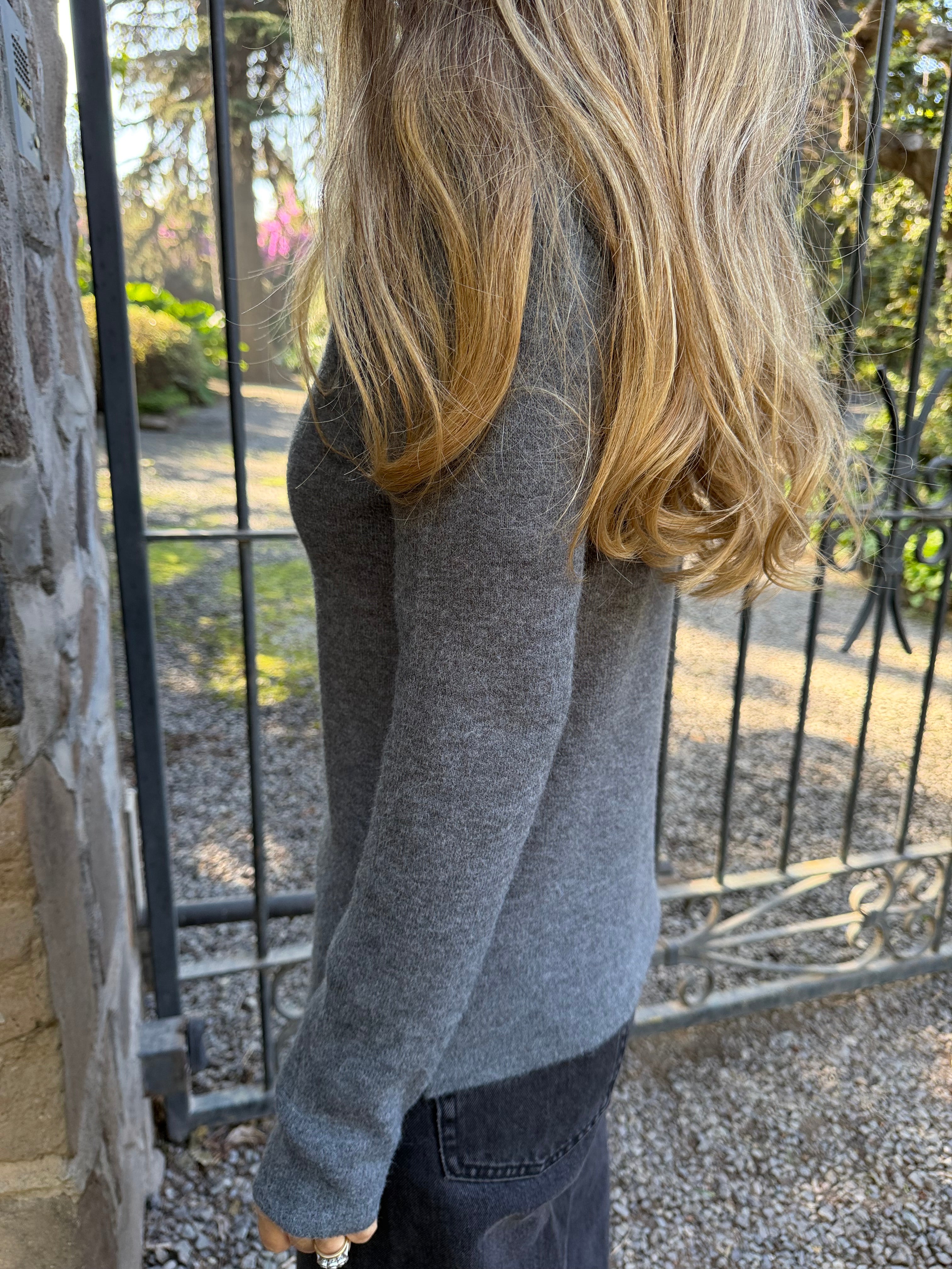 New cuello alto básico gris oscuro