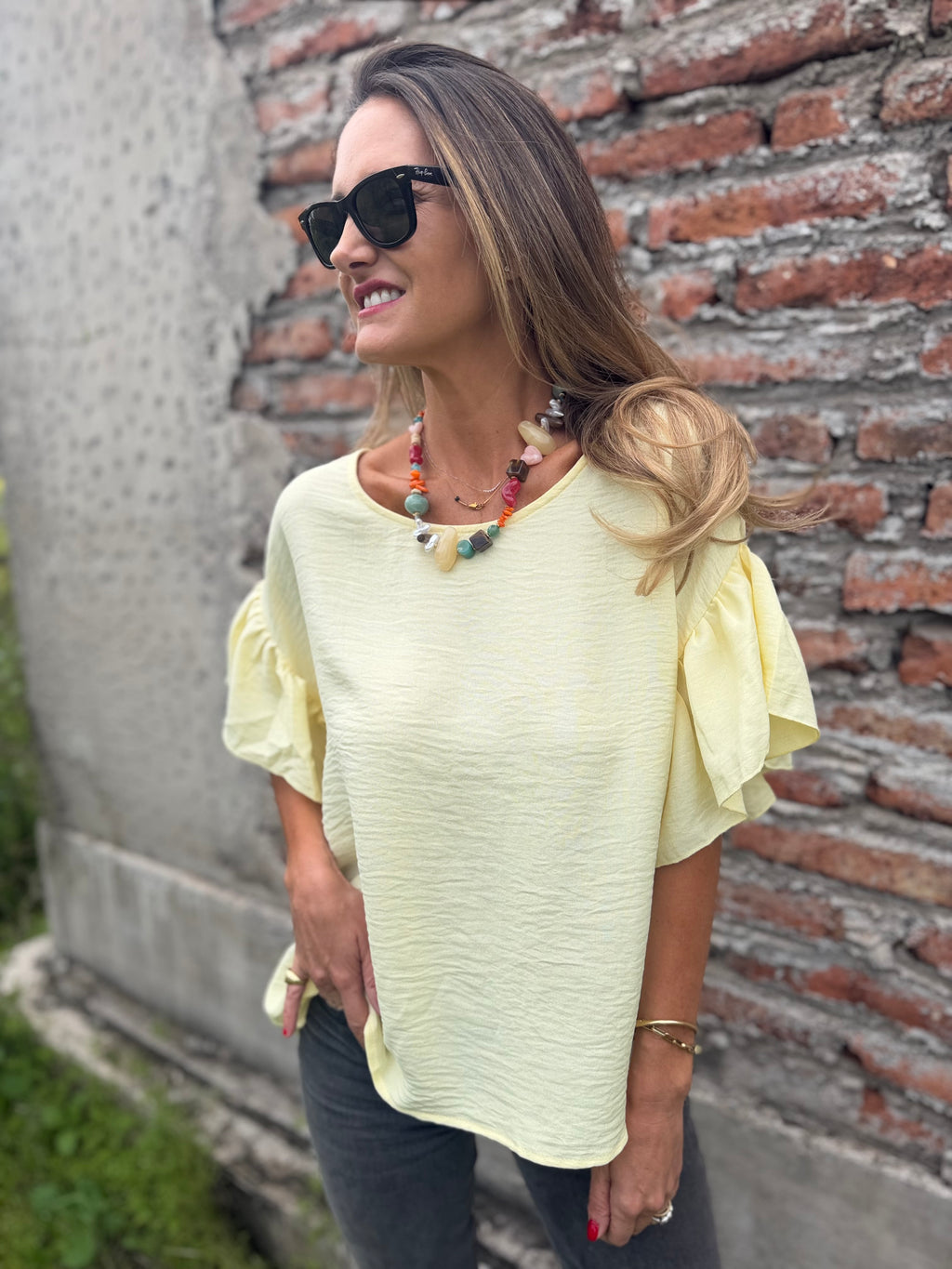 Blusa cuello subido volados amarillo claro