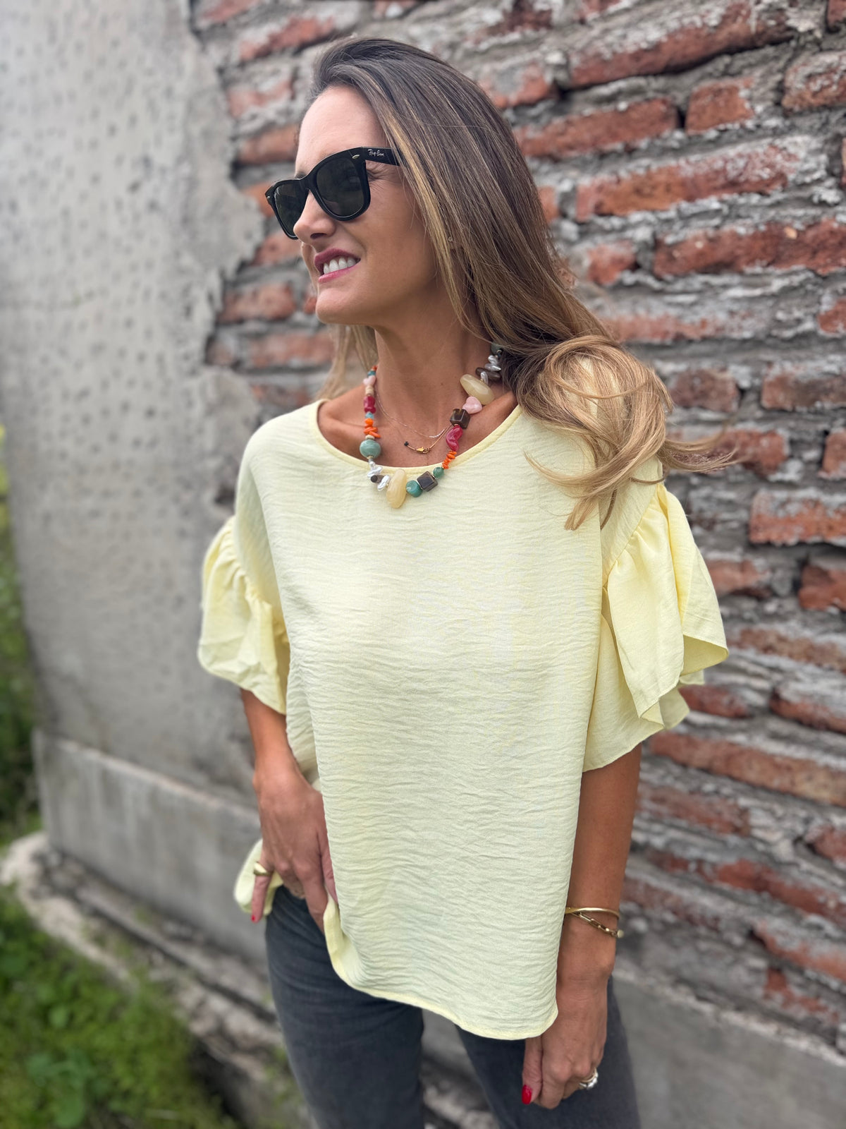 Blusa cuello subido volados amarillo claro