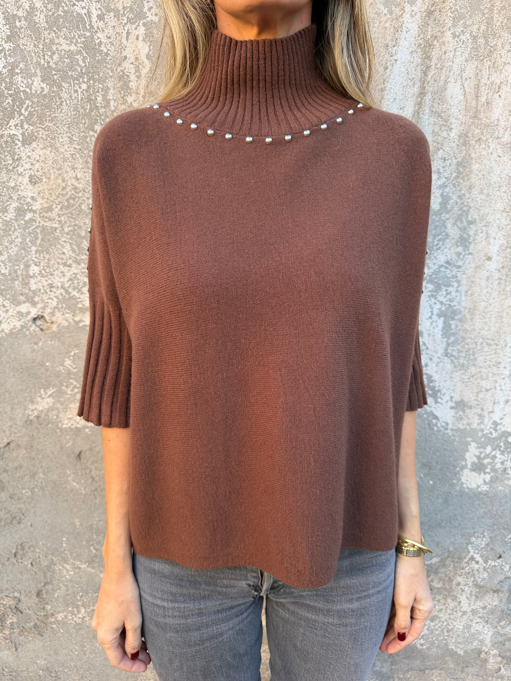 Chaleco medio cuello tachas café