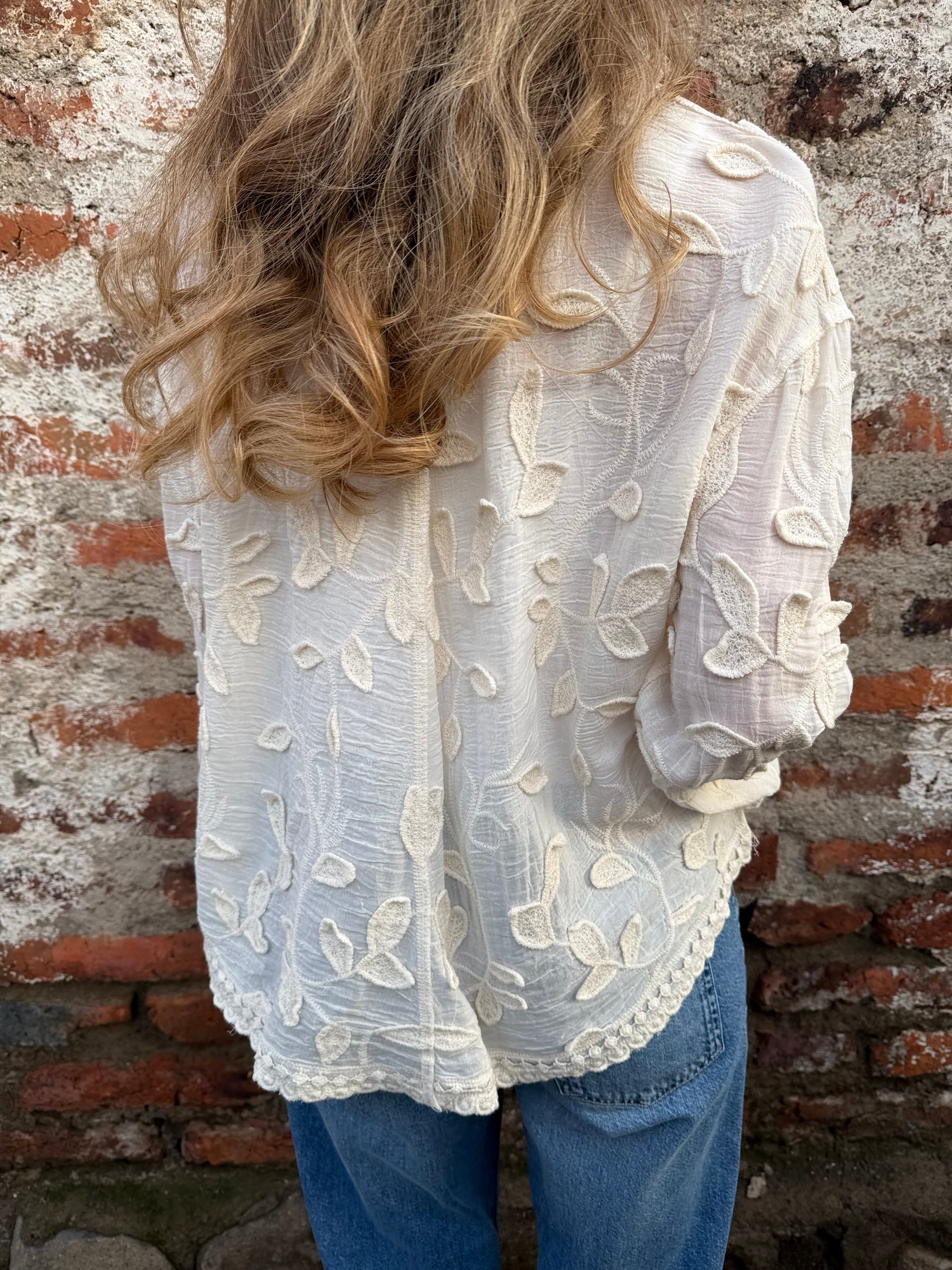 Blusa flores y bordados crudo