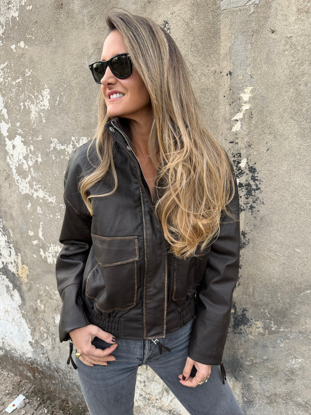Chaqueta efecto cuero desgastado café