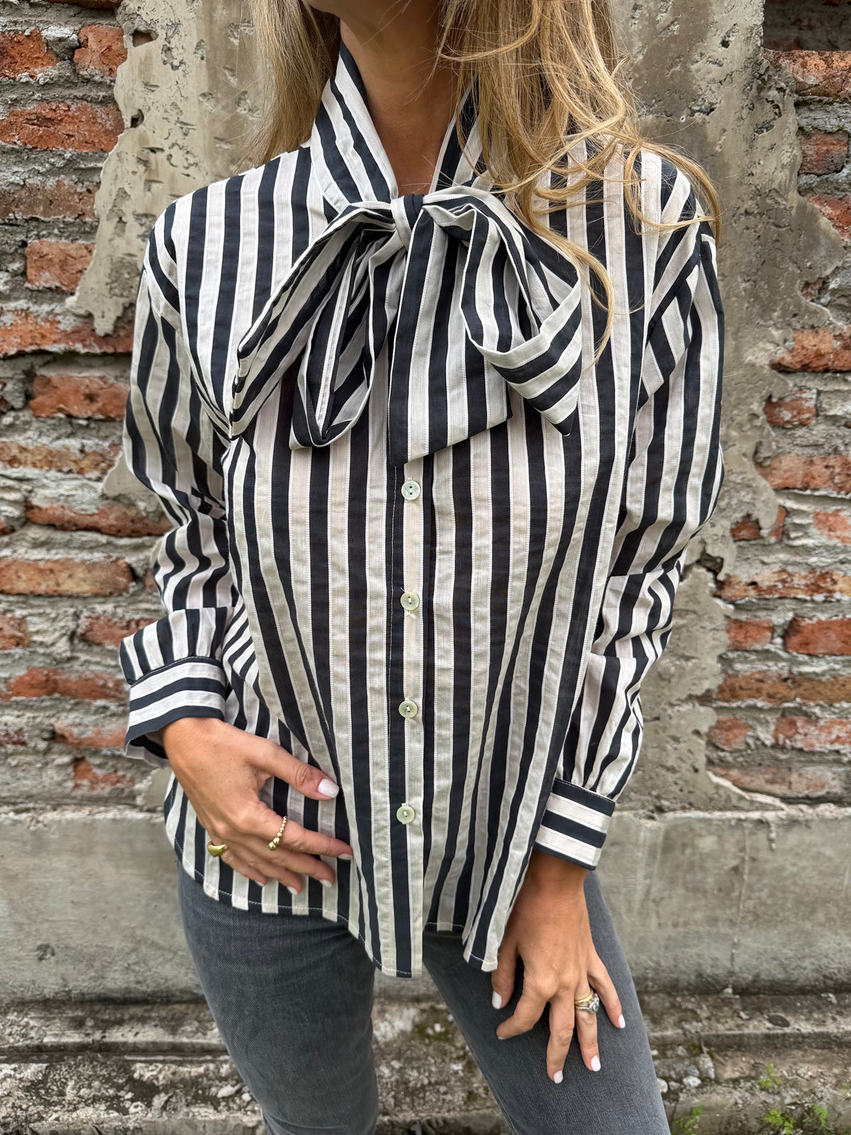 Blusa rayada rosetón negra