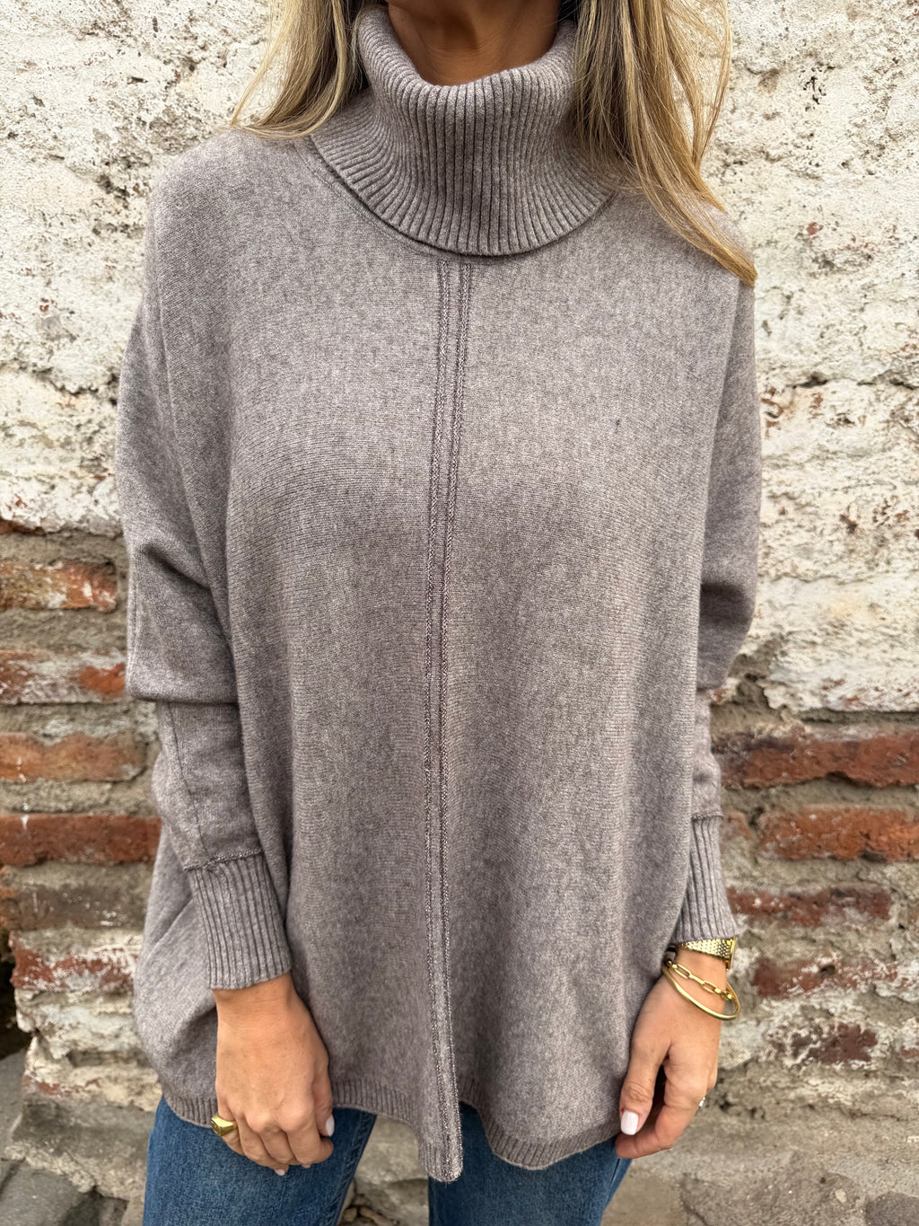 Cuello alto ribetes plateados centrales taupe