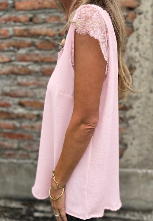 Polera viscosa bordes encaje rosada clara