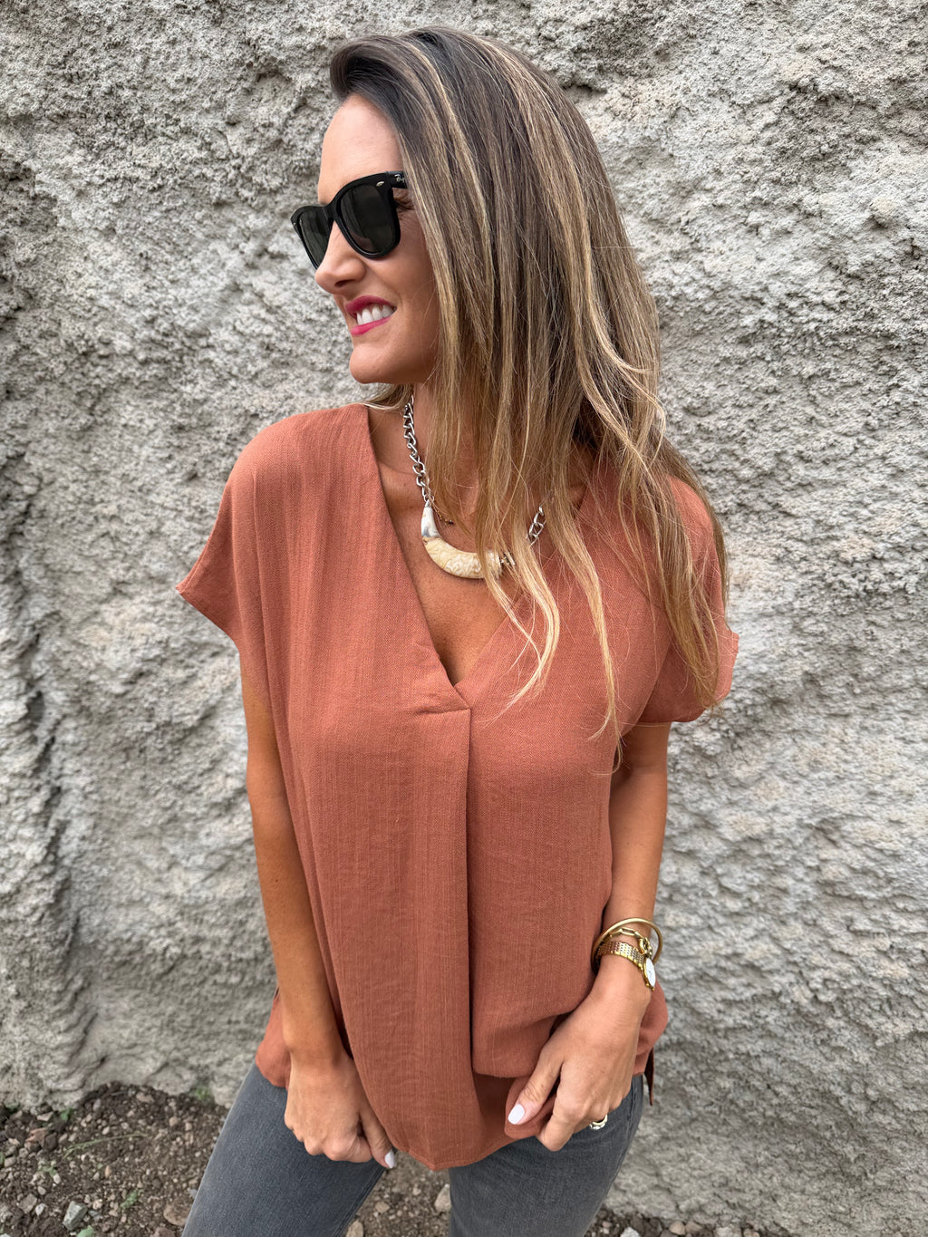 Blusa básica V pinza central terracota