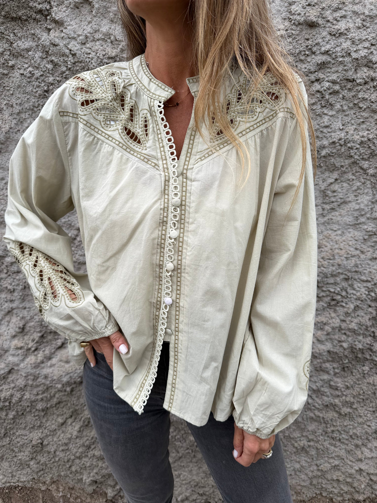 Blusa botoncitos coqueta broderie verde claro