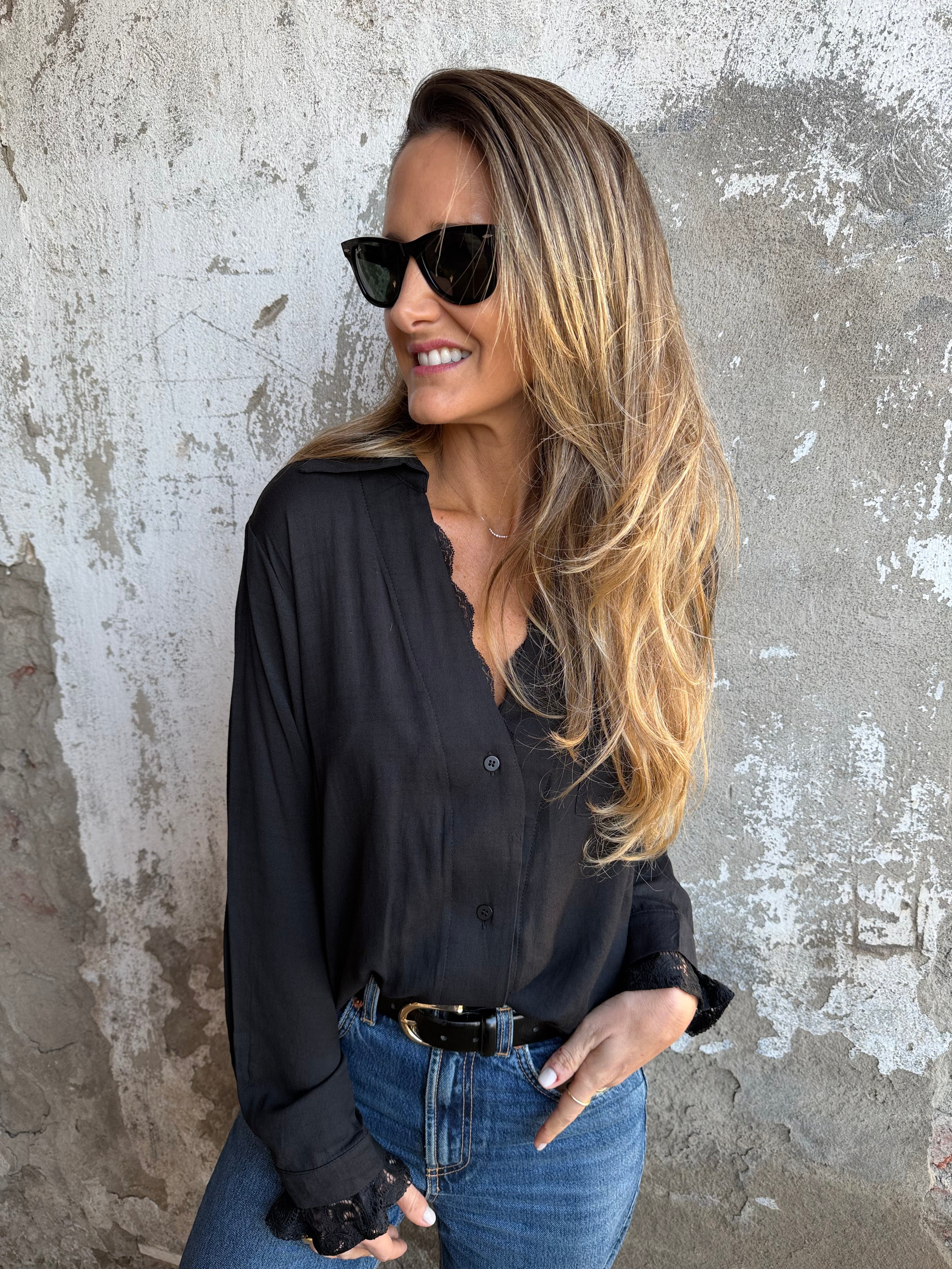 Blusa detalles encaje negra