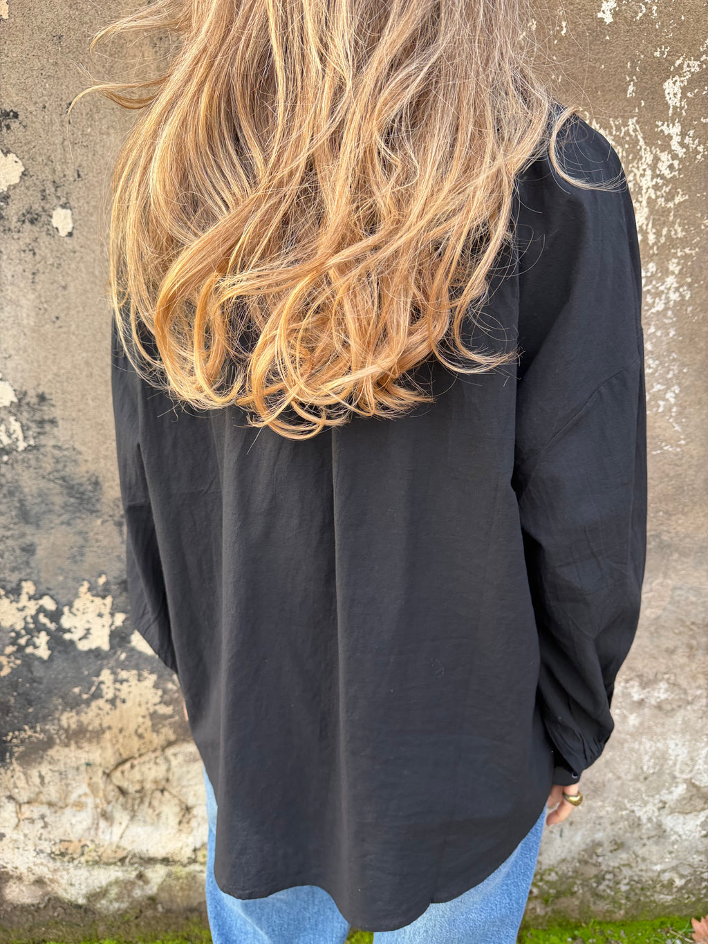 Blusa botones concha perla negra